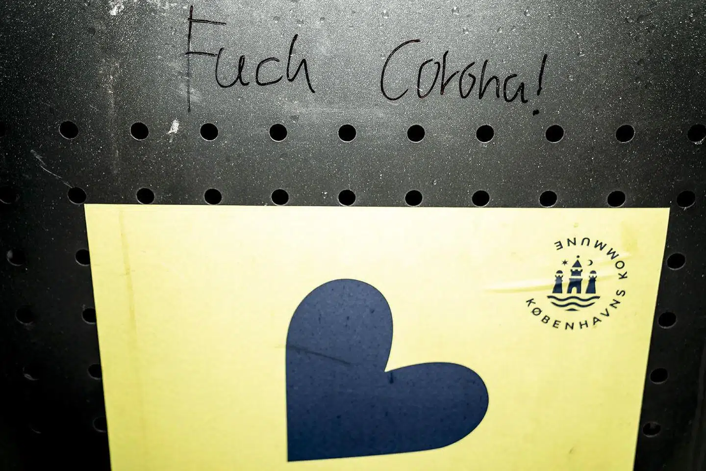 »Brugen af engelsk er med andre ord dovenskab. Danskere gider heller ikke at tale tydeligt. Og så har de kun et adjektiv tilbage: Alt er fantastisk – og så naturligvis ’fuck’,« skriver Hans Hauge om den tiltagende anglicisme i det danske sprog.