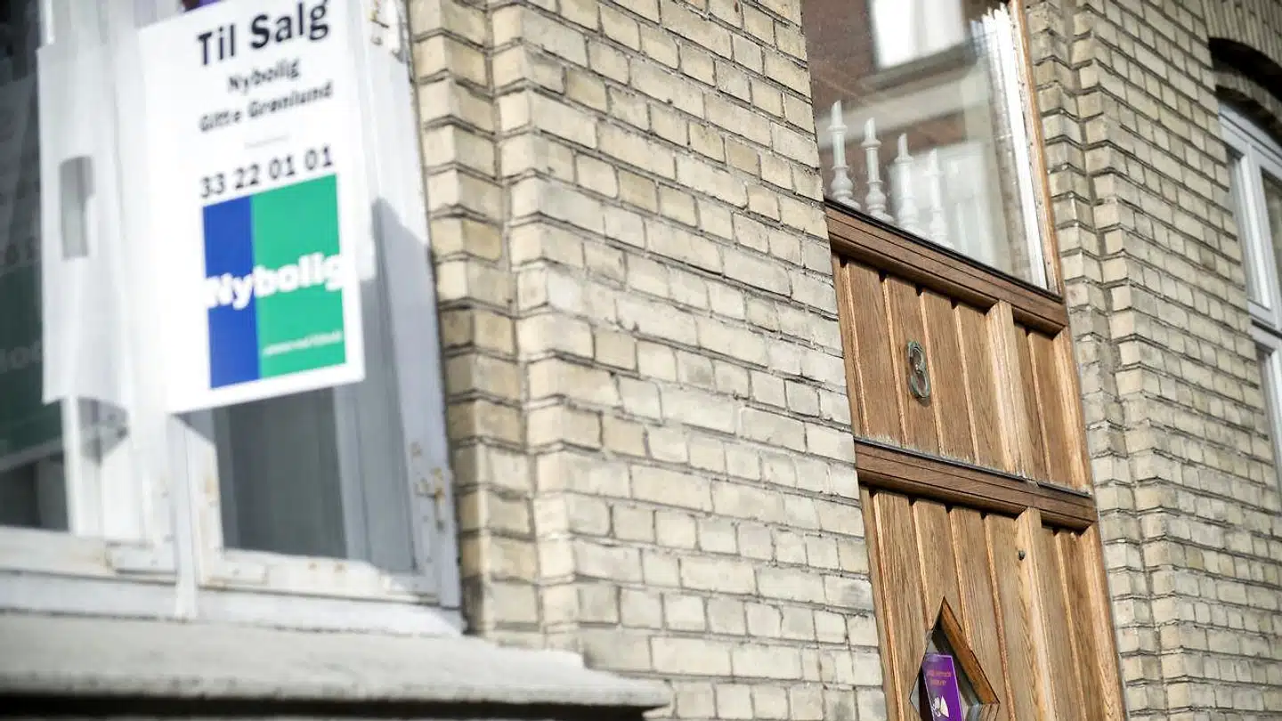 Nu bliver der igen flere »til salg-skilte« på boligmarkedet efter en tid med vilde prisstigninger.