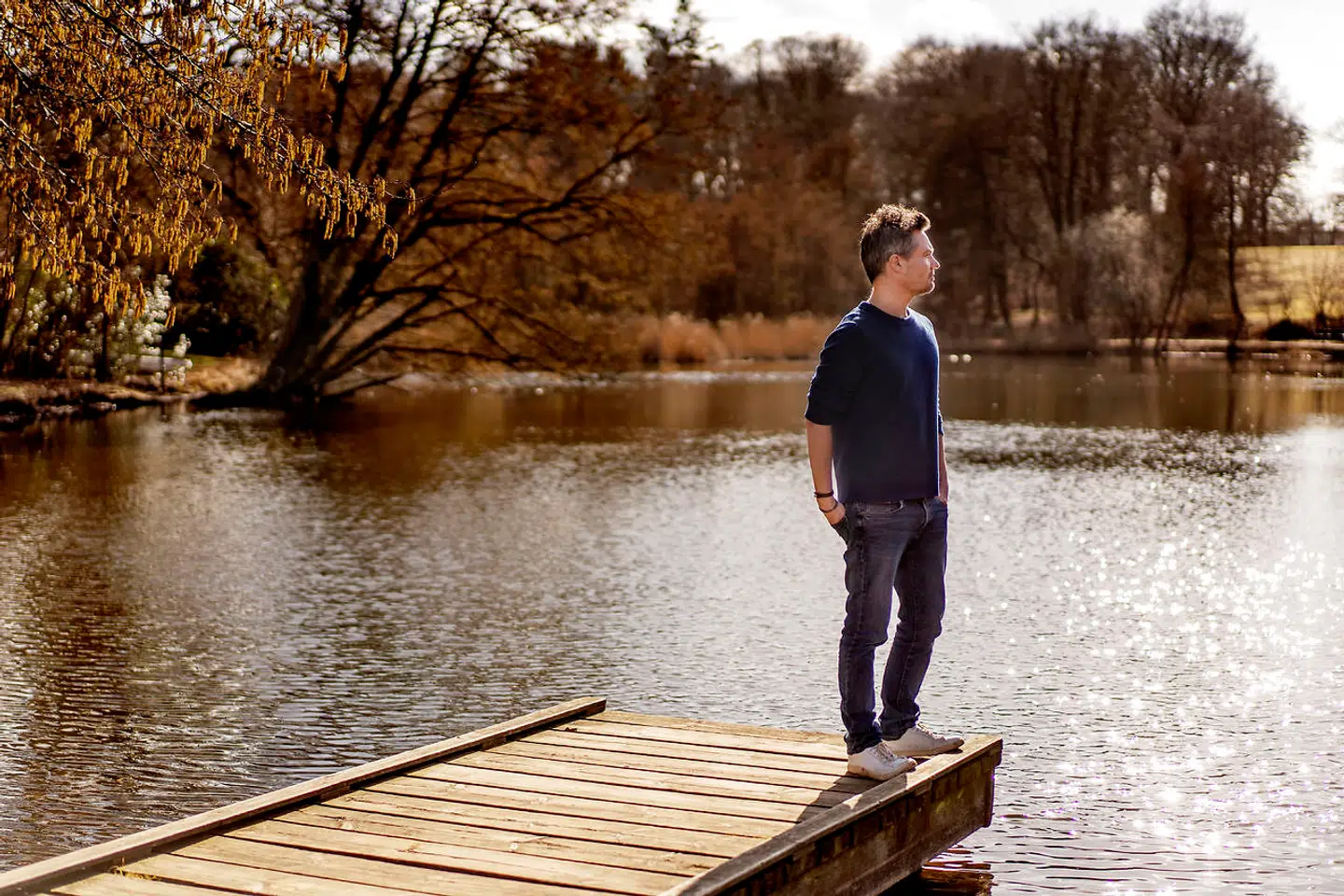 »Alt skal maksimeres og multipliceres. Og således også vores ekstaser. Det er ikke nok at have den gode følelse én gang om året. Nu skal den helst indfinde sig fra fredag til søndag, hver anden onsdag, når vi har sex, og i øvrigt hver gang landsholdet spiller.«