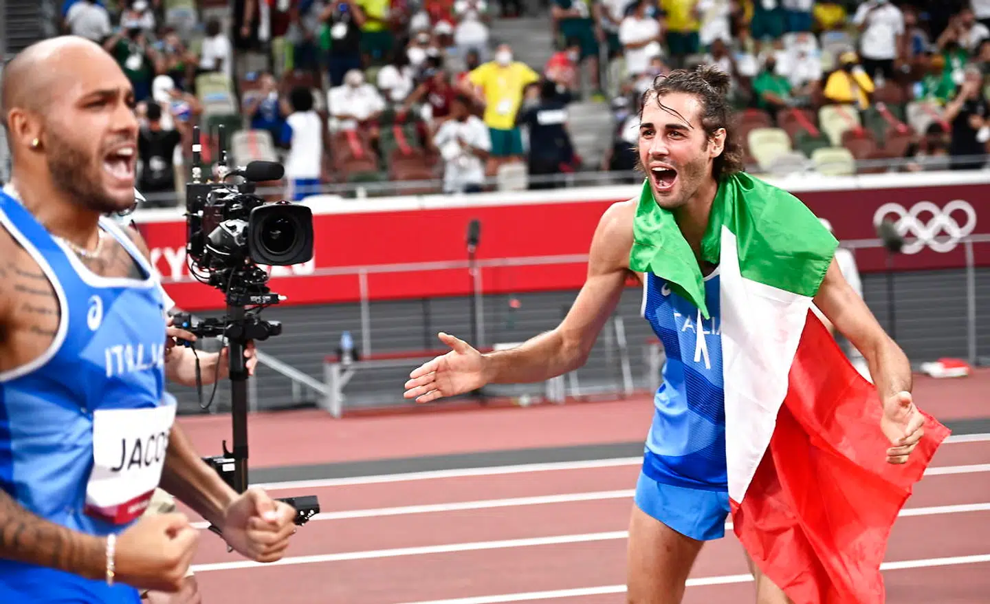 Marcell Jacobs (tv.) og Gianmarco Tamberi jubler, efter at de inden for blot ti minutter sikrede Italien to historiske guldmedaljer i henholdsvis ekstremt prestigefyldte 100 meterdisciplin og højdespring.