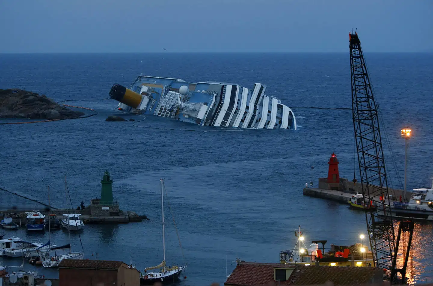 Krydstogtsskibet Costa Concordia gik i januar 2012 på grund ud for den lille italienske ø Giglio. Forliset, der kostede 32 passagerer livet, skete på grund af kaptajnens uforsigtighed, og er blevet stående som et skrækeksempel på uduelig ansvarsløshed.