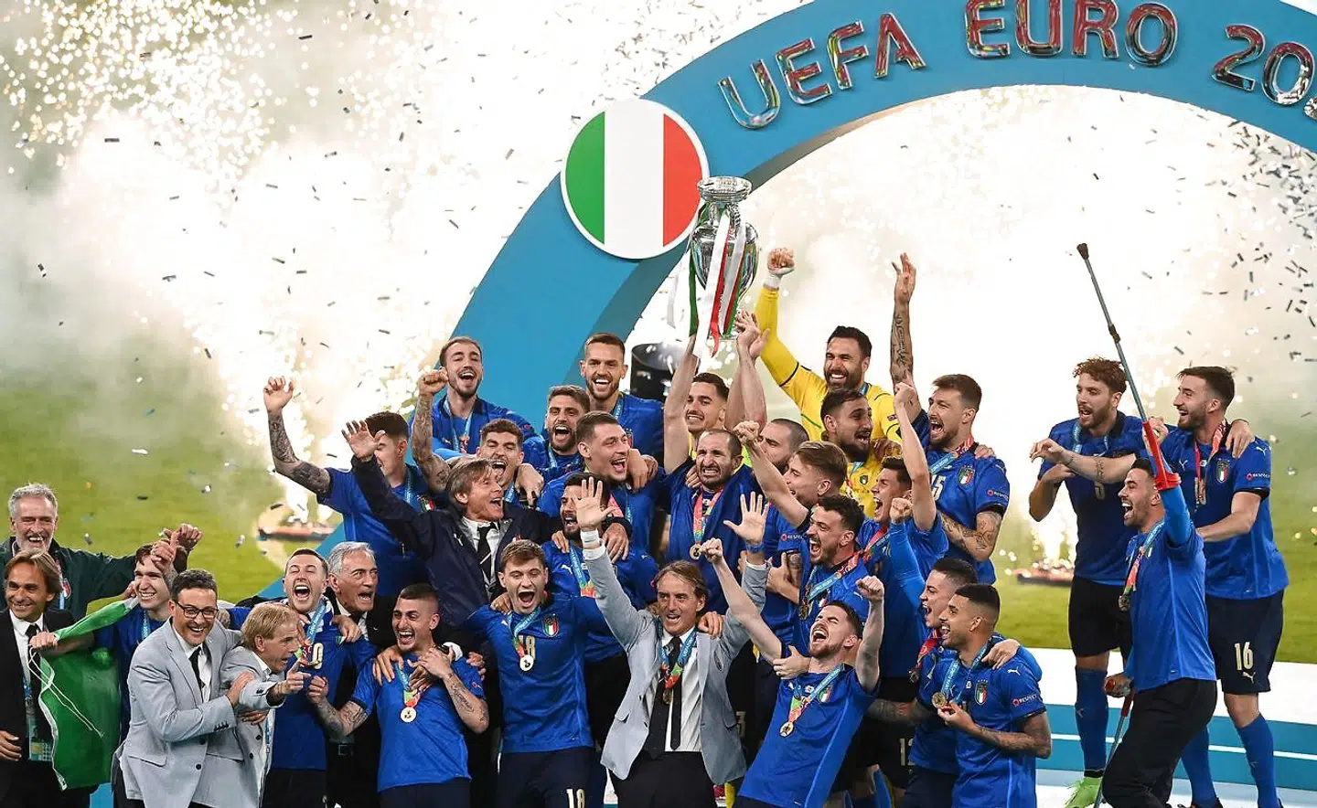 Det italienske landshold jubler efter at have besejret England i EM-finalen på Wembley og vundet en hel fodboldverdens hjerter med smukt og underholdende spil.