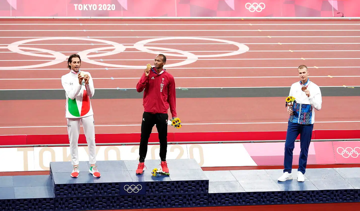 Gianmarco Tamberi og Mutaz Barshim side om side på sejrsskamlens øverste trin med hver sin guldmedalje om halsen.