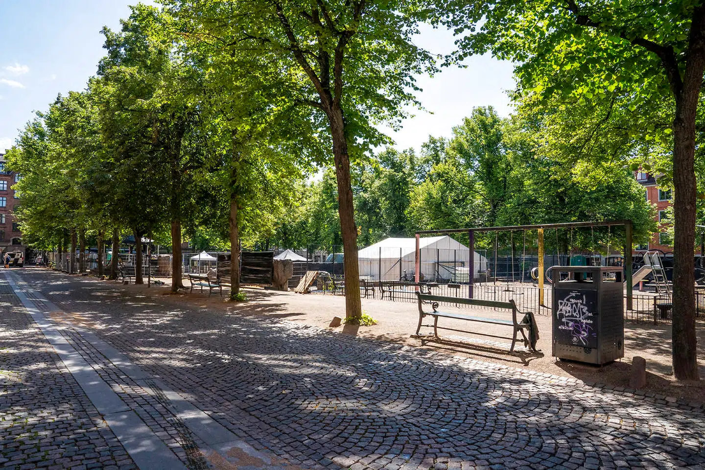 Natten til lørdag blev en 58-årig mand udsat for drabsforsøg på Blågårds Plads. Motivet er fortsat ukendt for Københavns Politi, der stadig leder efter gerningsmændene.