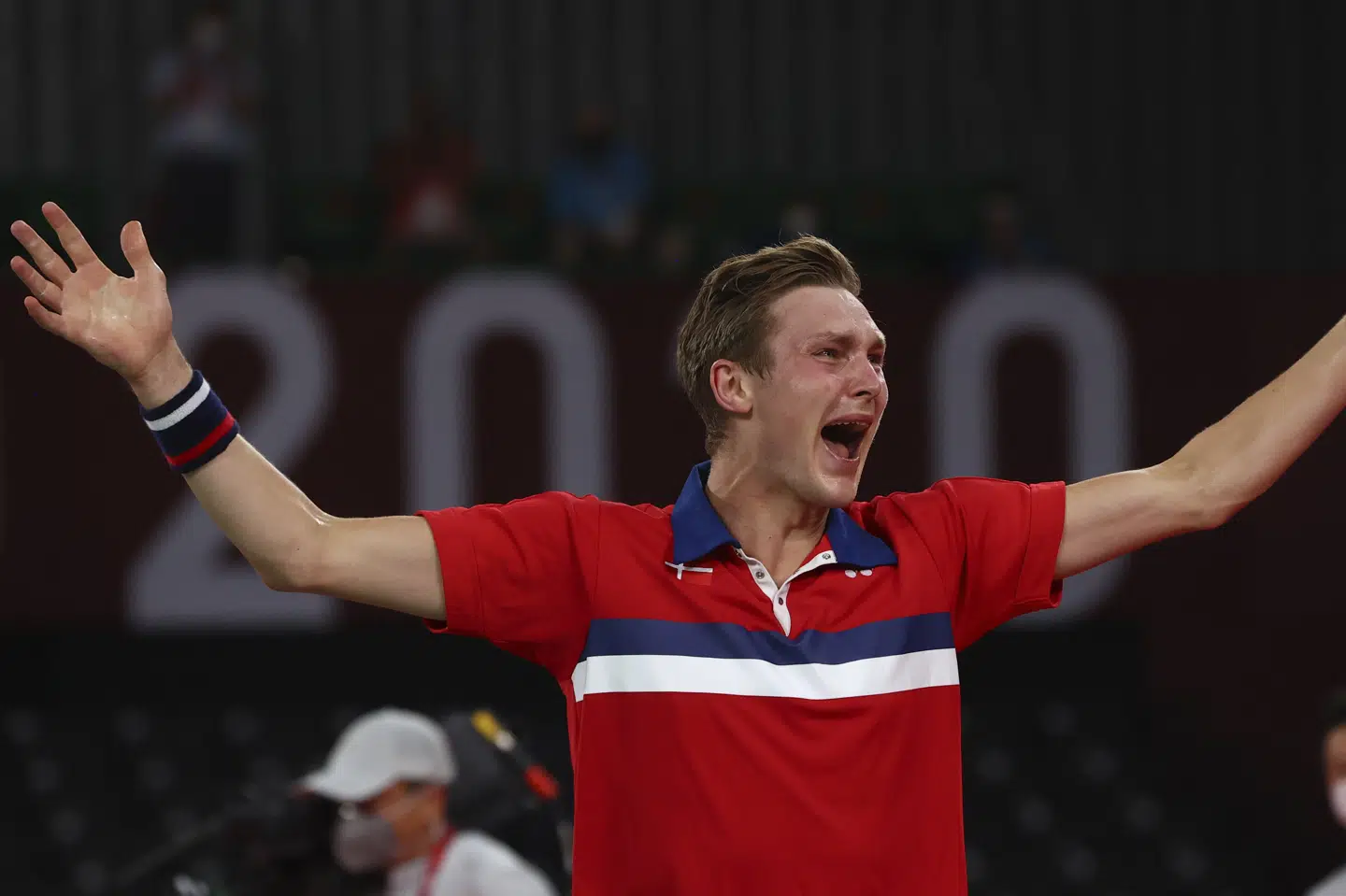 Med en overbevisende præstation detroniserede han den olympiske mester fra 2016, Chen Long, med cifrene 21-15, 21-12. Leonhard Foeger/Reuters