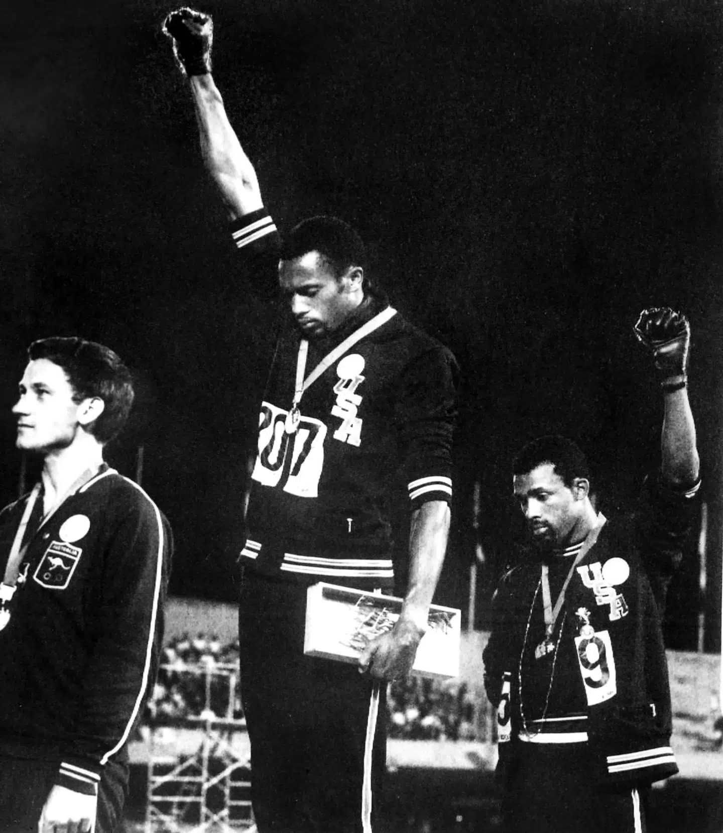 Det skabte overskrifter, da atleterne Tommie Smith og John Carlos under OL i 1968 i Mexico løftede en knyttet næve til støtte for Black Power. Smith og Carlos blev efterfølgende stort set udstødt af det amerikanske sportslige establishment.
