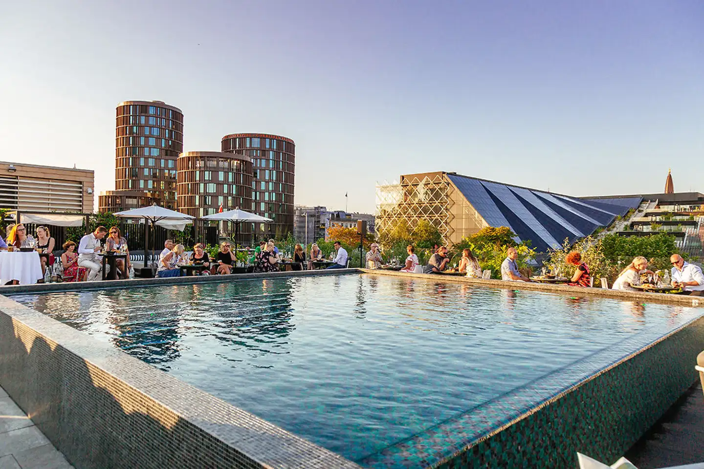 I manglen på udenlandske turister under coronakrisen åbnede Nimb Hotel sin tagterrasse for gæster udefra og bød blandt andet på grill, rosévin ad libitum og udsigt over byen henover sommeren.