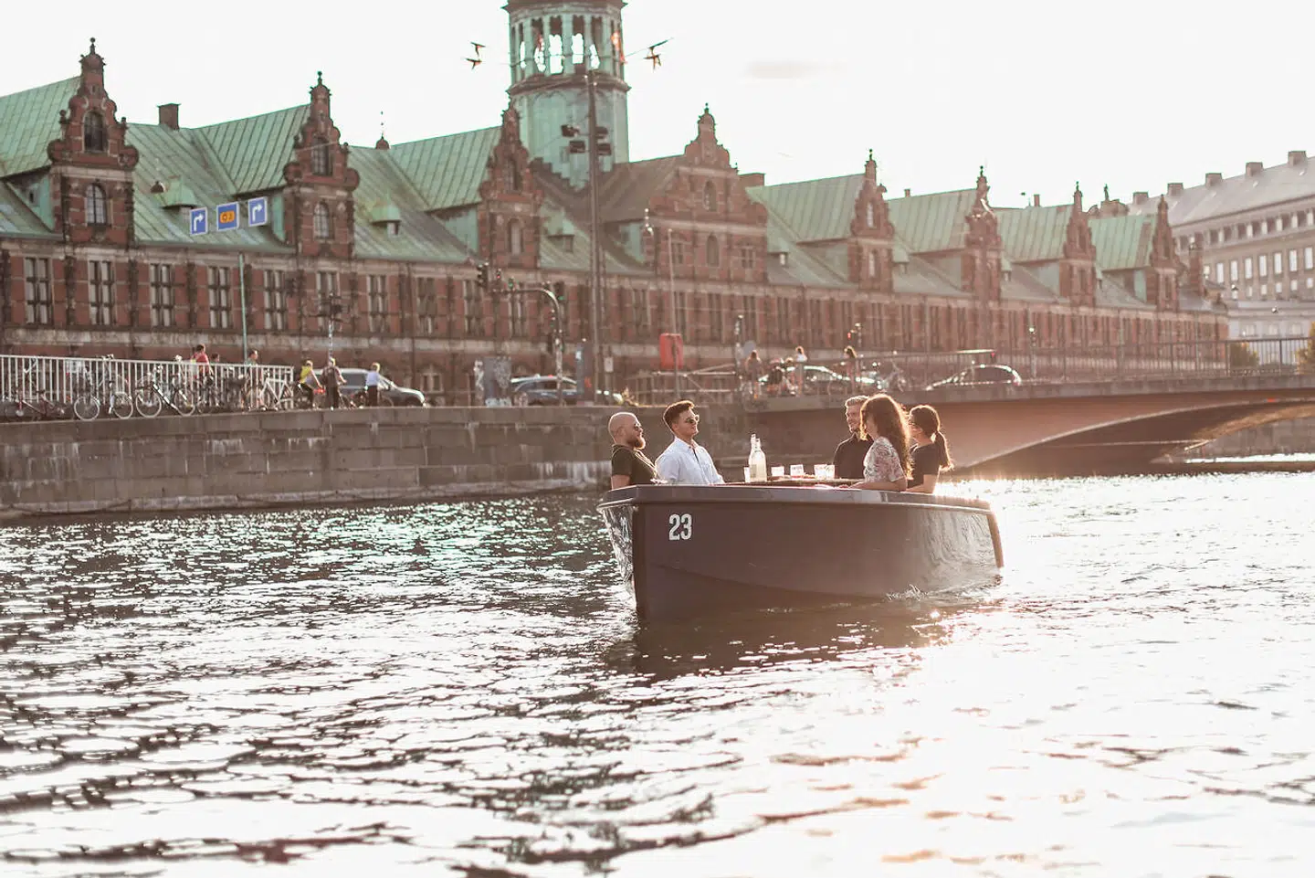 GoBoat giver københavnere og turister mulighed for at udforske hovedstadens havneområder i bæredygtige både, der drives af lydløse solcelledrevne batterier, og som er skabt til social sommersejlads med familie og venner.
