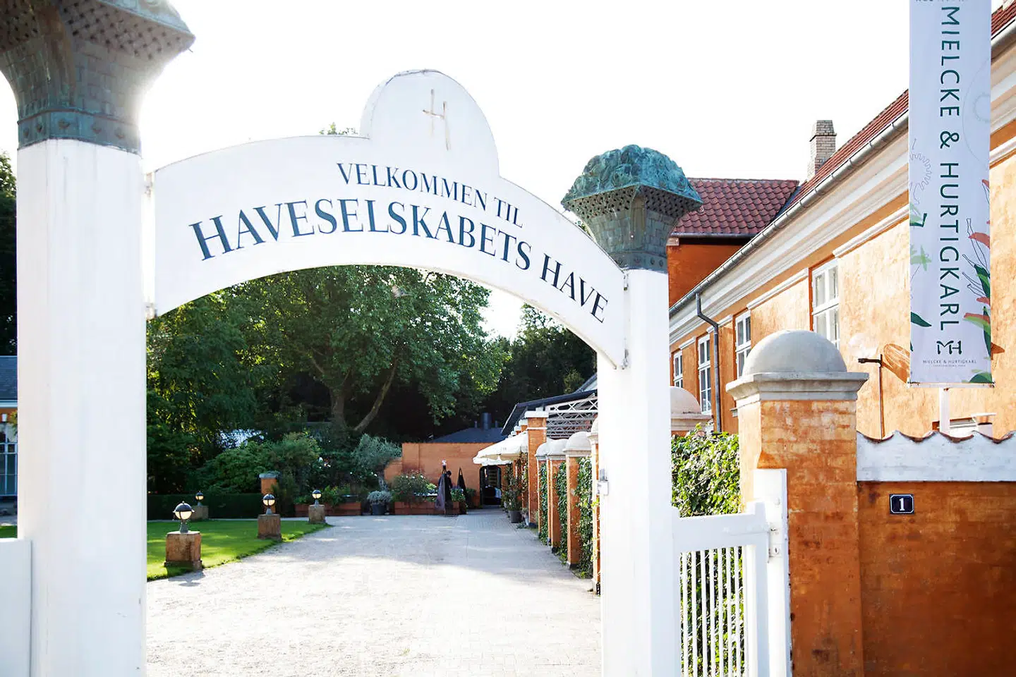 Hos restaurant Mielcke & Hurtigkarl var man hurtige til at se behovet for koncerter under åben himmel under coronanedlukningen og søsatte derfor koncertrækken Sommer i Haveselskabets Have.