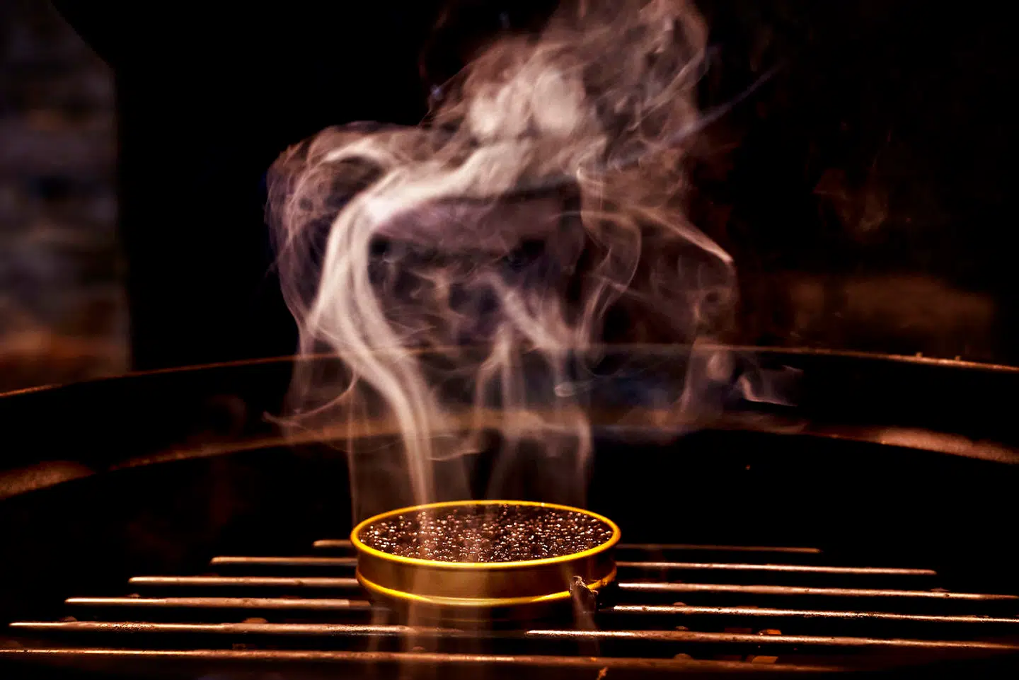 Alan Bates giver baerii-kaviaren en ordentlig gang røg.