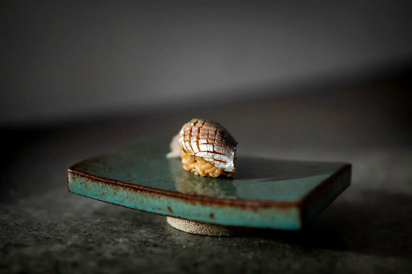 Sushi Anaba er som navnet antyder japansk og er navnet på en ny restaurant i København. Her er det en omgang af de fortryllende nigiri bestående af havbars fra Vestkysten, sild fra Østersøen (billedet) og makrel fra Humlebæk.