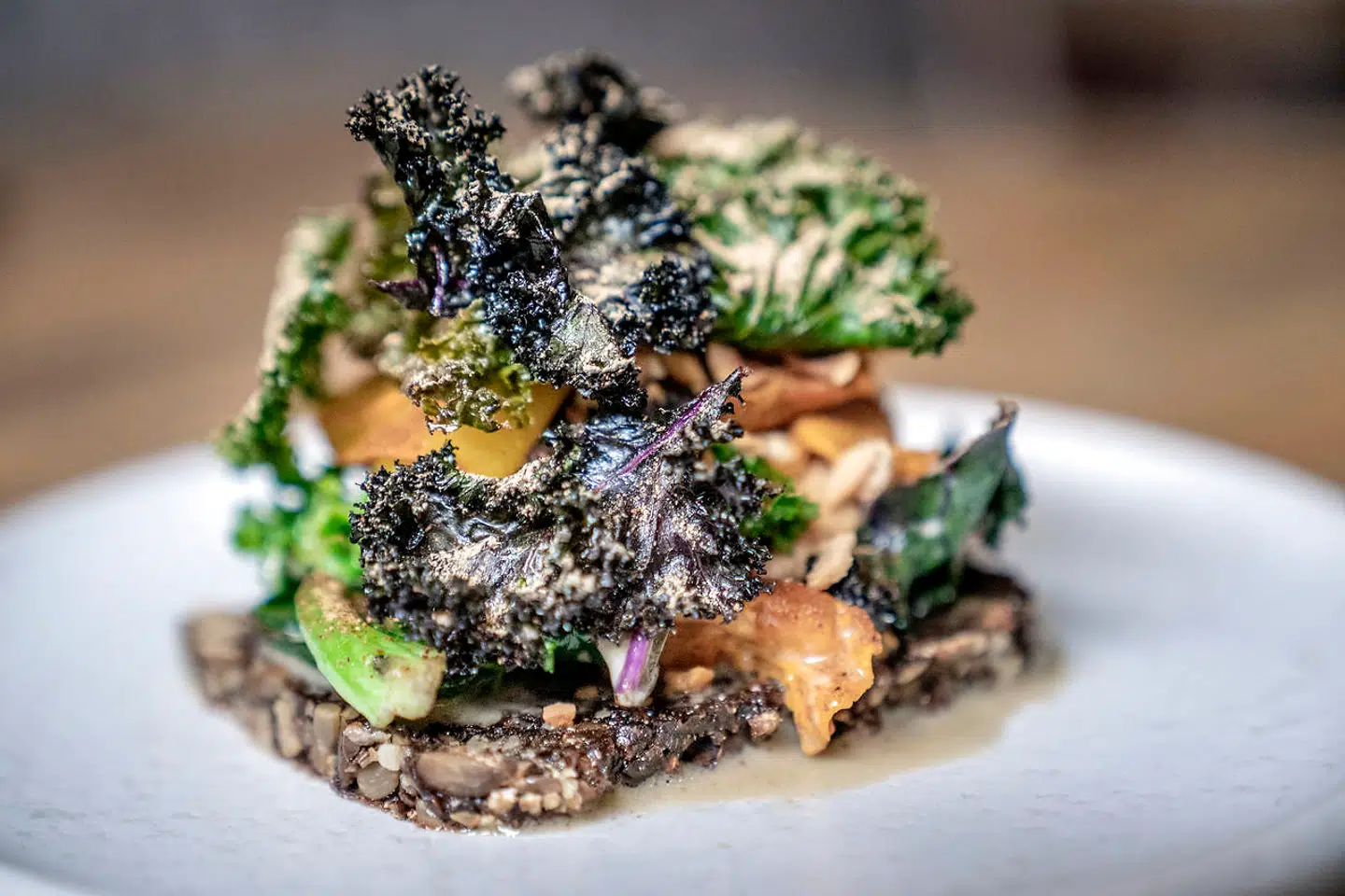 Et vegetarstykke med sprødristet grønkål, syltet hokkaidogræskar og hasselnødder, som ved serveringen blev overhældt med lun, flødelegeret kantarelcreme.