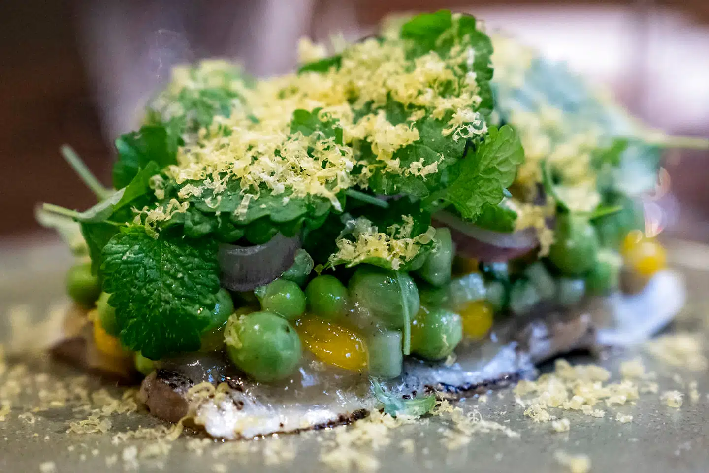 Genial, meget anderledes sildemad: Grillede norske sild med æggecreme, ærter og løg.
