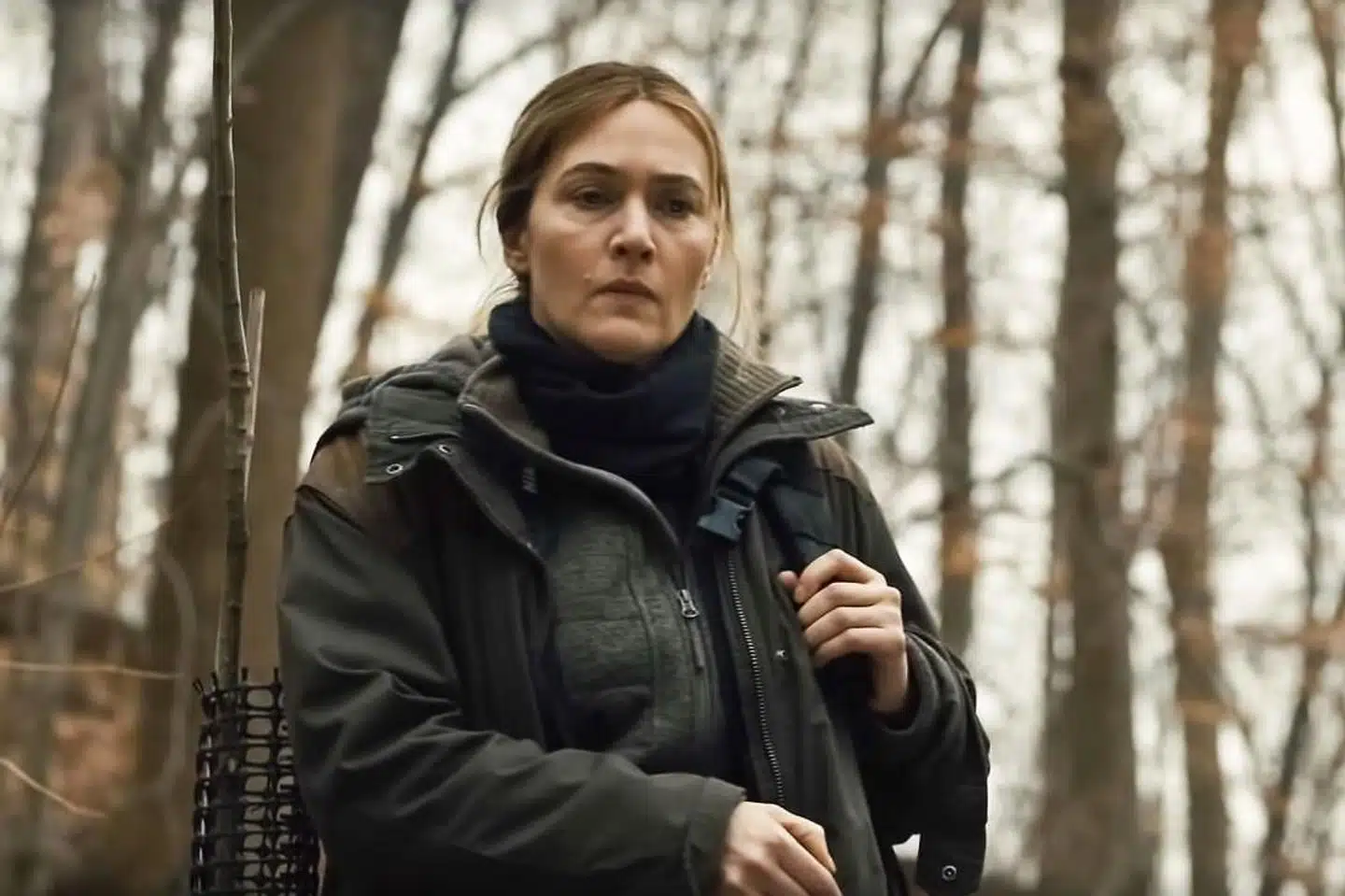 »Serien løfter sig, fordi Kate Winslet spiller klichéen ud af bukserne som hovedpersonen Mare med alle de nuancer af menneskelighed, som gode ledere bør være bevidste om,« skriver Karen Bro om miniserien »Mare of Easttown«.