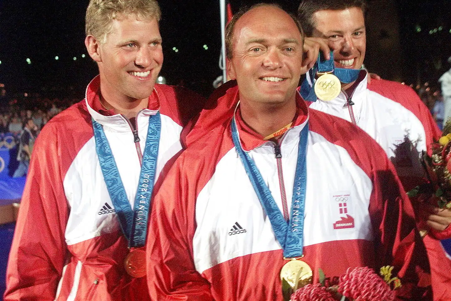 Skipper Jesper Bank (i midten) og gasterne Thomas Jacobsen (tv.) og Henrik Blakskjær (th.) jubler over OL-guldet i soling ved OL i Sydney i 2000. Arkivfoto: Søren Bidstrup
