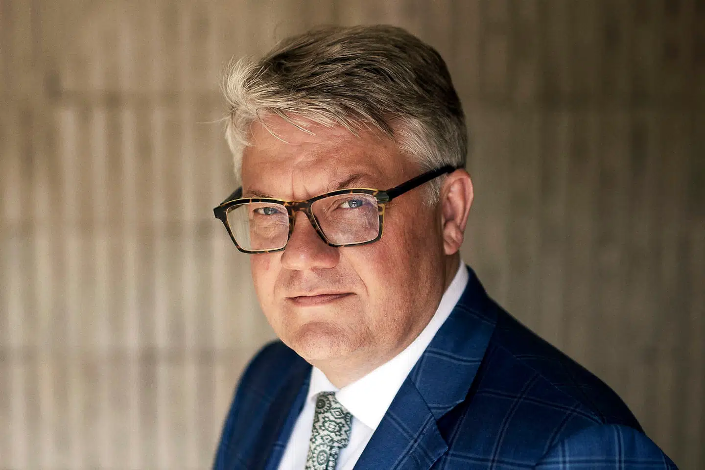 René Offersen er en af landets mest succesfulde advokater og er blandt andet kendt som Inger Støjbergs advokat i rigsretssagen. Det er han blevet på trods af, at det ikke var almindeligt at få en videregående uddannelse, hvor han voksede op.