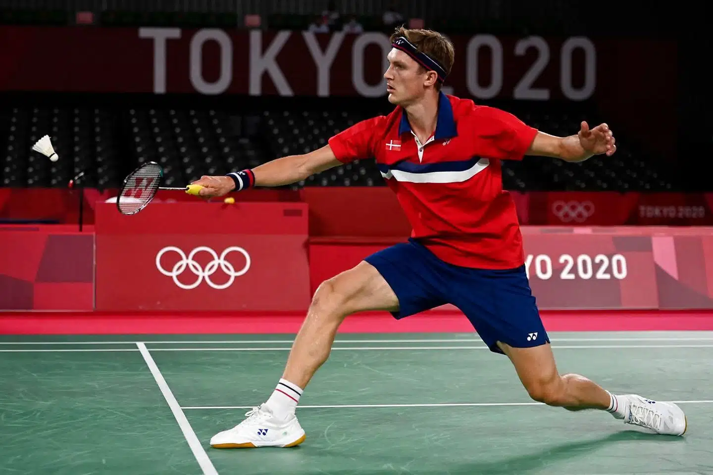 »Vi har stolte traditioner i badminton ved både OL og andre store mesterskaber, især All England og VM. Hvis alt går vel, kan Viktor Axelsen følge op på dem i herresingle og spille sig i en OL-finale søndag,« skriver Kurt Lassen.