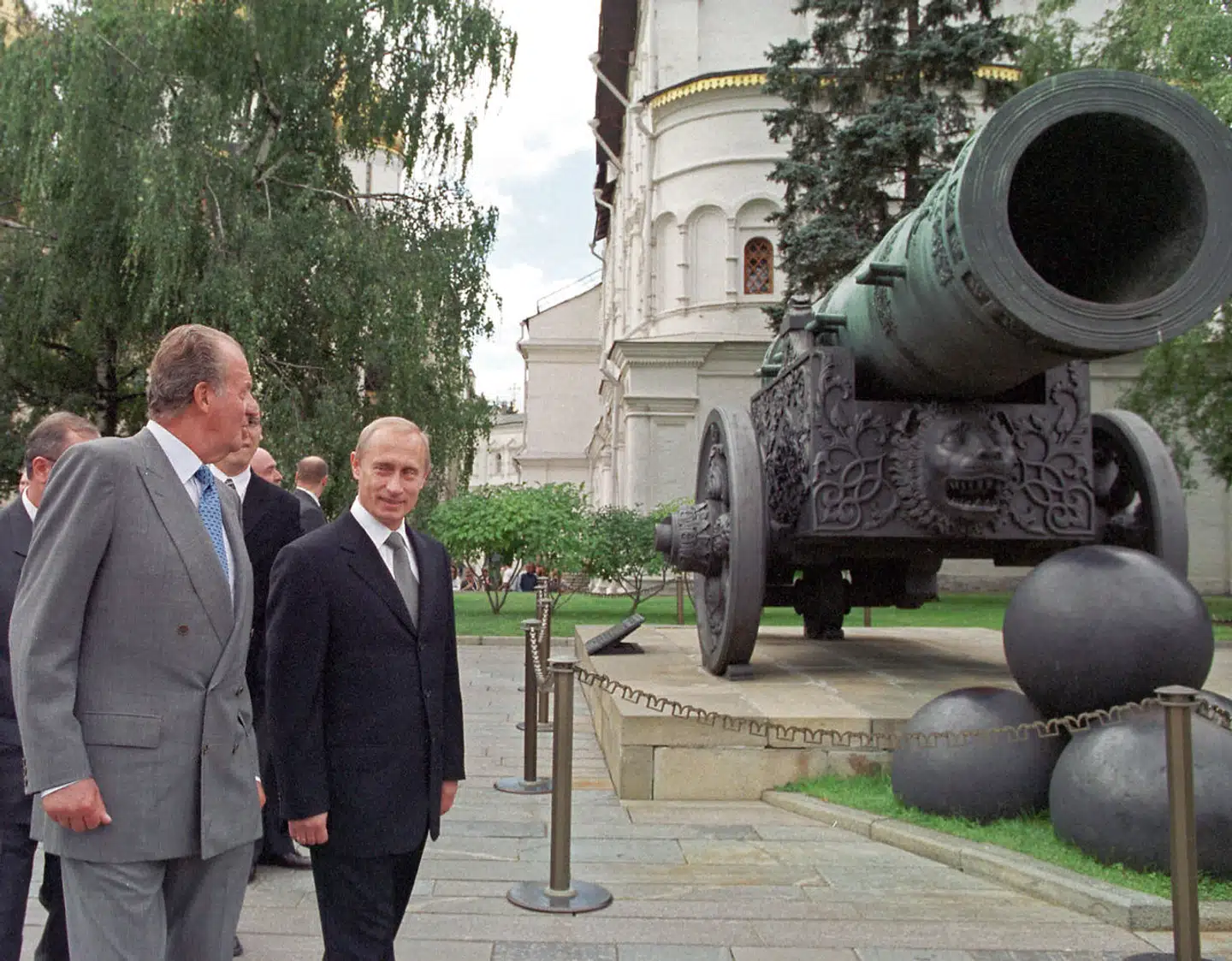 Juan Carlos 1., her sammen med en ung russisk præsident Vladimir Putin i 2002, er glad for skydevåben og alle former for jagt. Har han også tjent penge på at sælge militært isenkram?