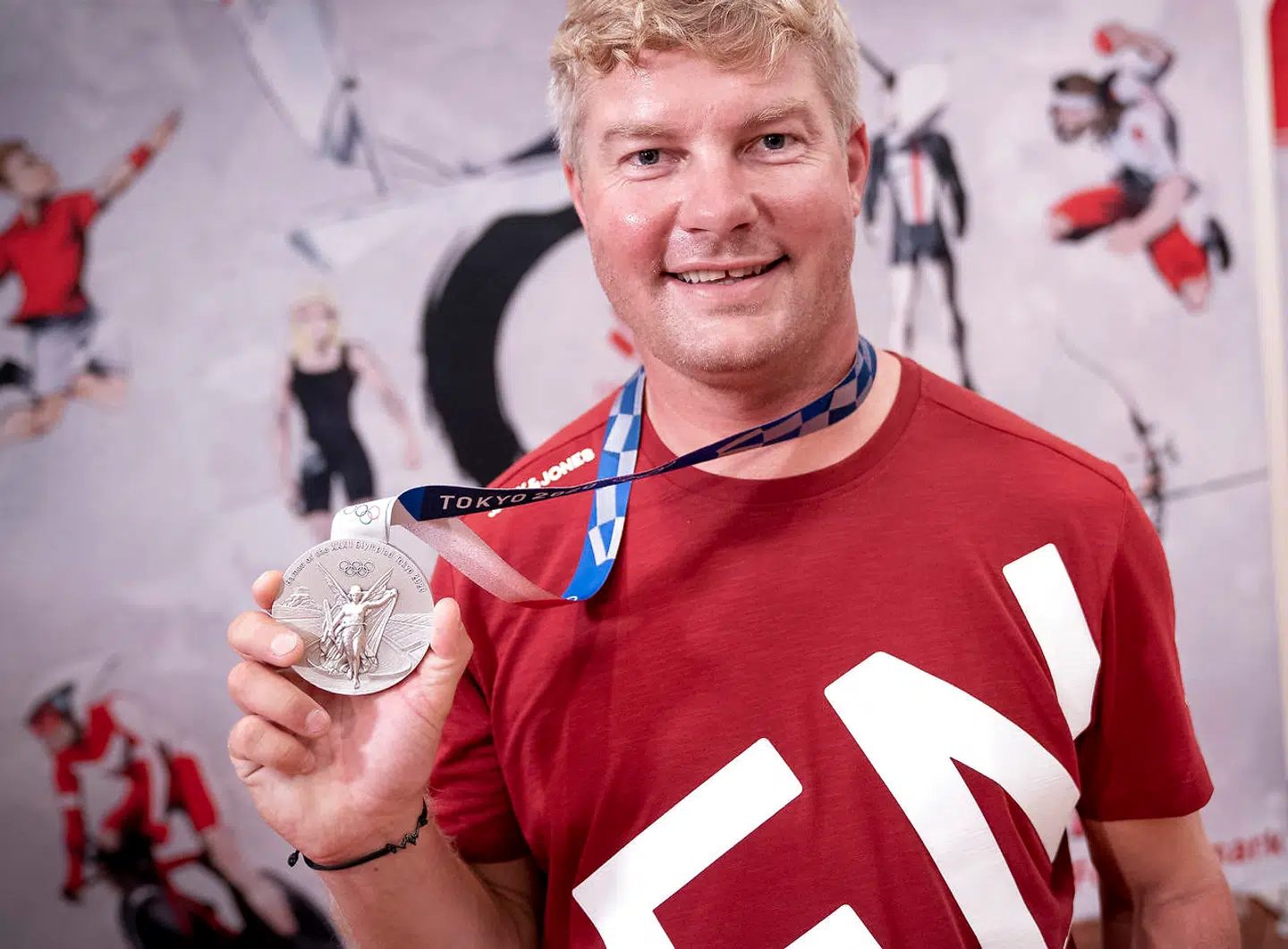 »Sportsstjernen, den internationalt kendte skuespiller, lægen eller chefen i den offentlige styrelse kan vi tilsyneladende godt unde økonomisk succes,« skriver Amalie Lyhne i denne leder. Her ses Jesper Hansen, der har vundet en sølvmedalje til OL.