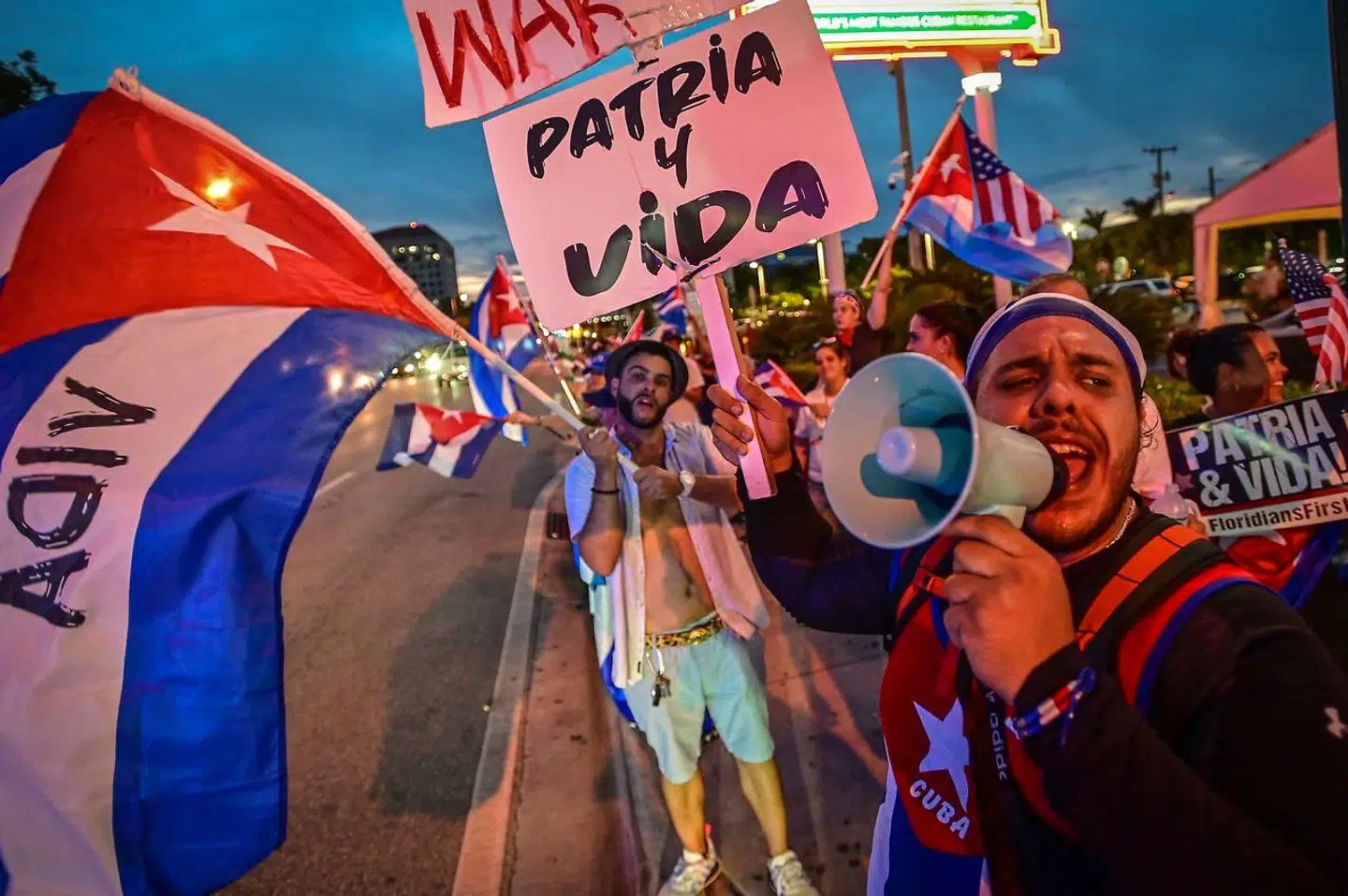 USA advarer styret i Cuba om yderligere sanktioner, hvis det ikke gennemfører prodemokratiske ændringer. Det sker i kølvandet af uhørte folkelige protester i Cuba mod styret tidligere i juli. Foto er fra en sympatidemonstration med protesterne 26. juli i bydelen Little Havana i Miami i Florida.