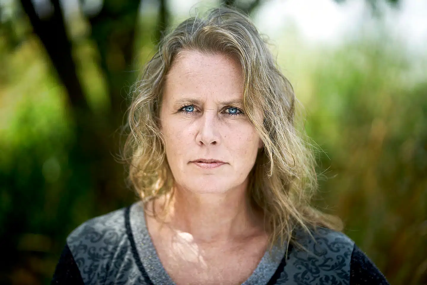 Mona Christensen bor i Vindinge by, som de sidste mange år har været nabo til Danmarks største grusgrav. Hun er næstformand i foreningen Grusgravens Naboer i Vindinge og har de sidste år kæmpet for, at der kom en ordentlig løsning på problemet. Nu skal den udvides, og med udvidelsen kan Mona Christensen se frem til at bo side om side med grusgraven, fortæller hun.