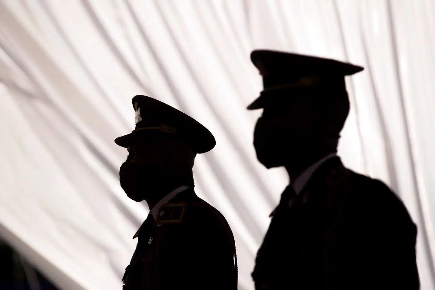 To medlemmer af præsidentens livgarde står vagt under begravelsen af Haitis myrdede præsident, Jovenel Moïse, i byen Cap-Haitien, fredag den 23. juli.