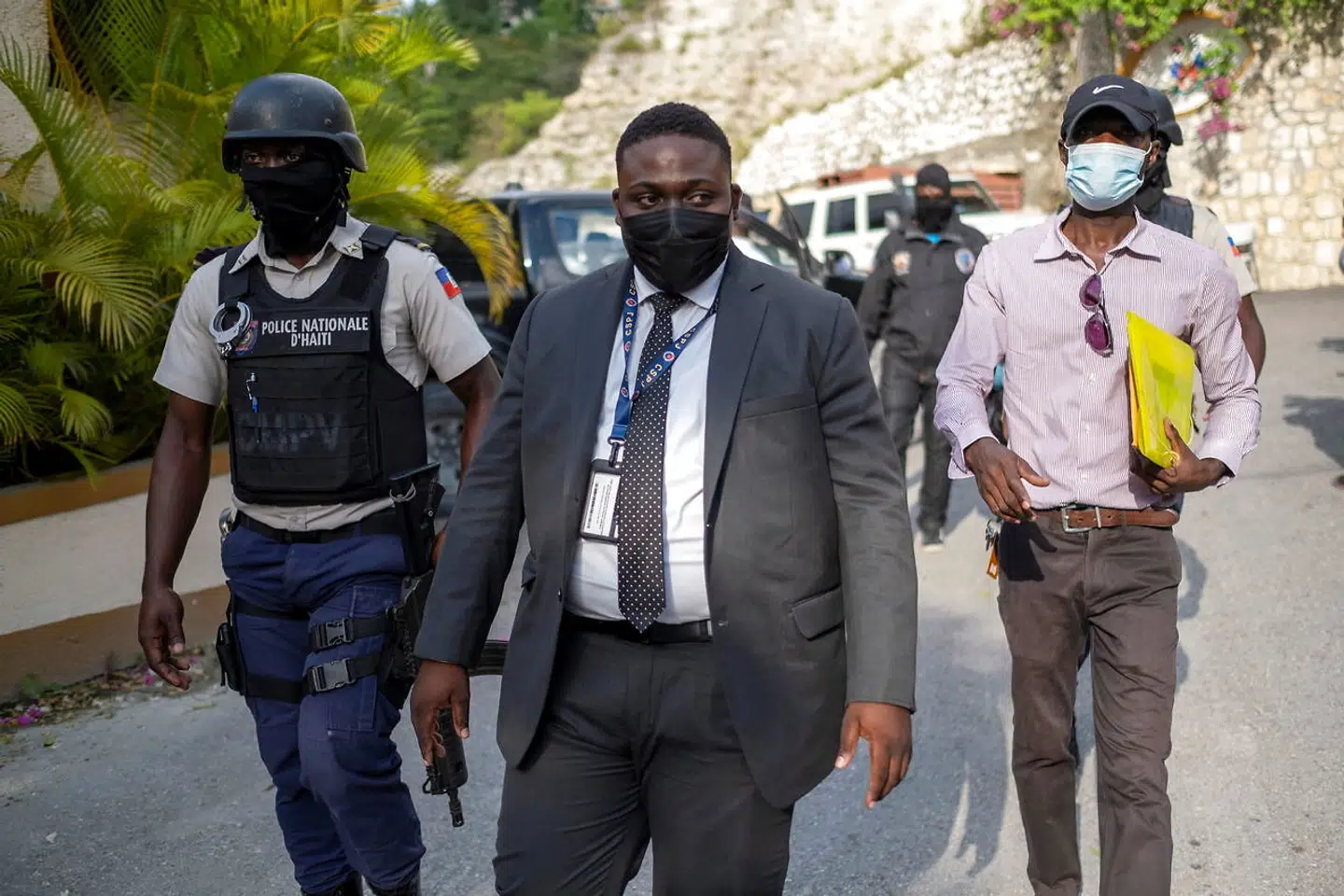 Undersøgelsesdommer Carl Henry Destin forlader præsidentens hjem efter endnu et gennemtjek af gerningsstedet. Destin og hans assistenter er systematisk blevet forhindret i at gøre deres arbejde ordentligt, viser intern kommunikation, som den amerikanske tv-station CNN har adgang til.