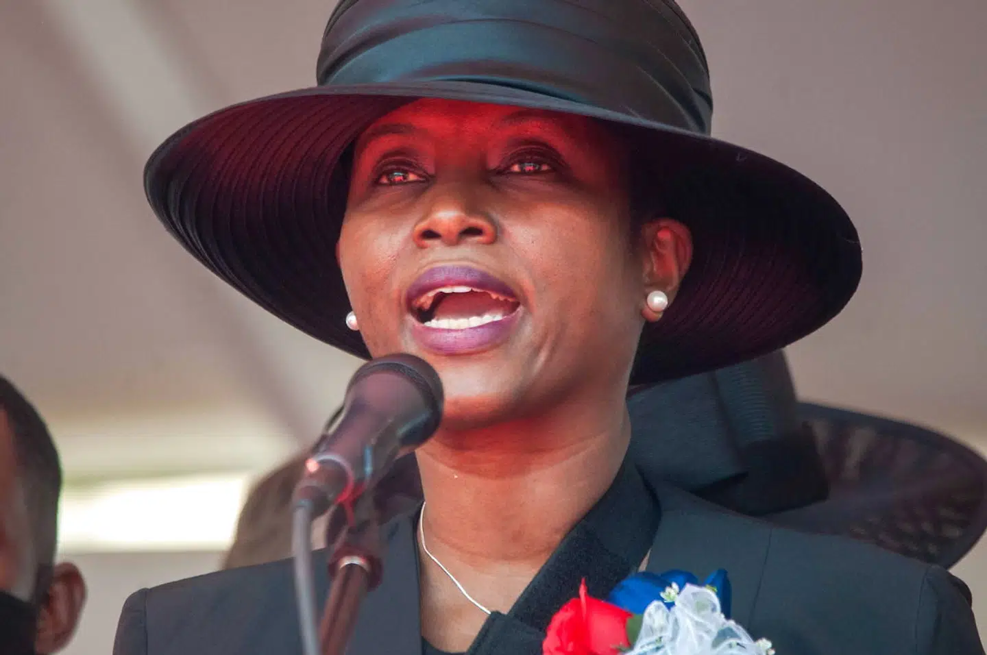 Martine Moïse, der selv blev såret under attentatet, taler ved sin myrdede mands begravelse. Hun giver ikke meget for de haitianske myndigheders officielle forklaring.