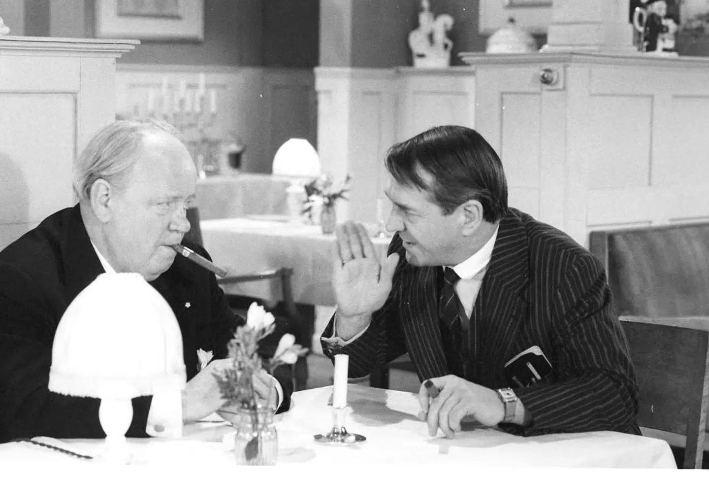 Axel Strøbye (t.h.) i rollen som den driftige sagfører Viggo Skjold-Hansen i tv-serien »Matador«. Axel Strøbyes indledende gode forretning i forbindelse med aflønning i »Matador« kostede ham i længden en stor portion penge.