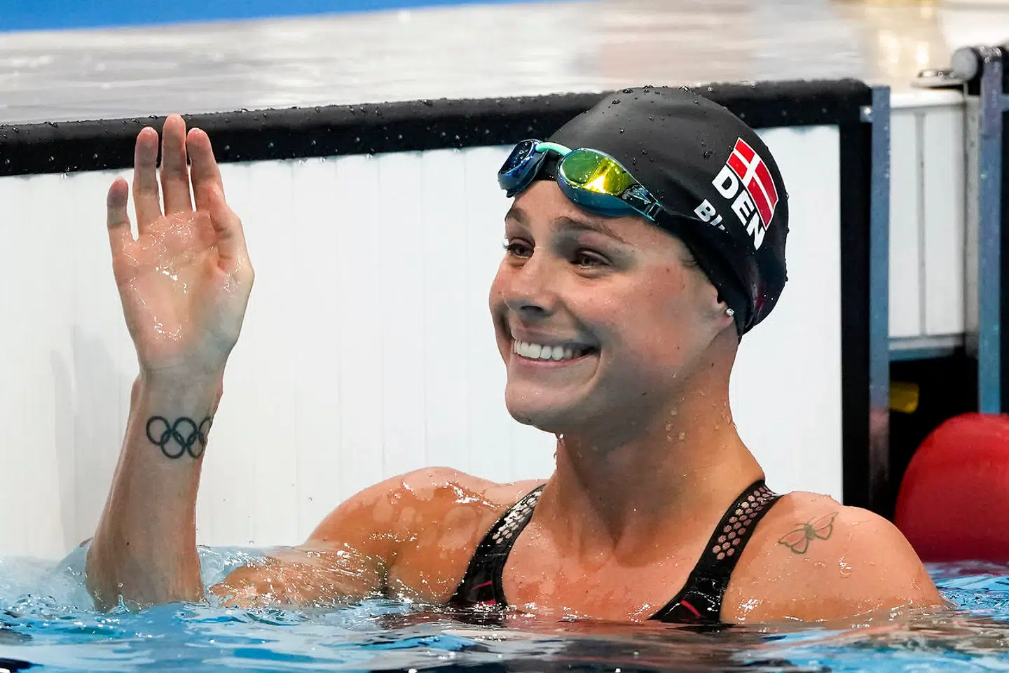 Pernille Blume fejrer, at hun har svømmede sig videre til semifinalerne i 50 meter fri til OL i Tokyo.