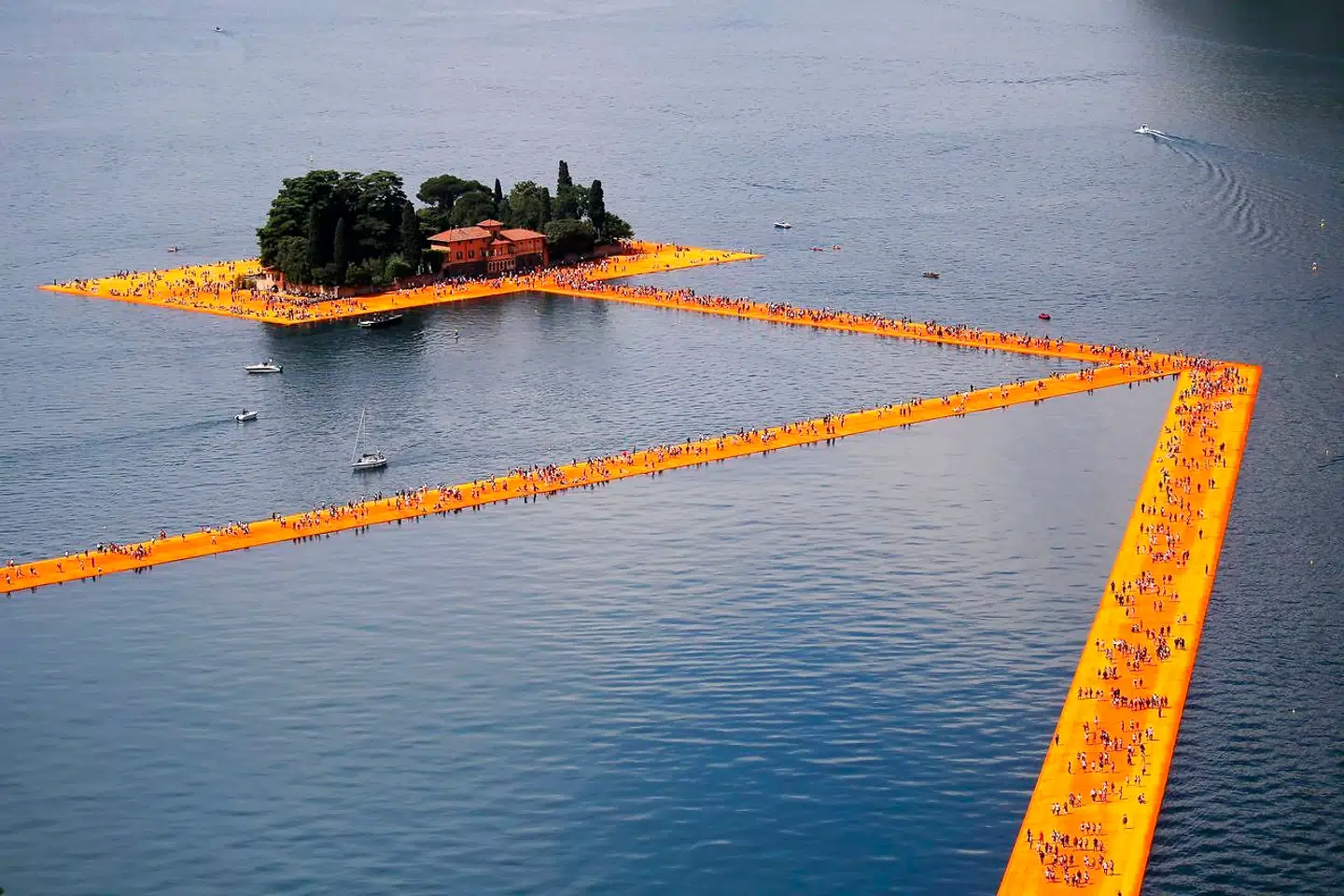 Christos værk »The Floating Pier« fra 2016 på Iseosøen, Lago d'Iseo, i Norditalien. Her udlagde han en 70.000 kvadratmeter stor solgul pontonbro, så folk kunne gå tur på søen.