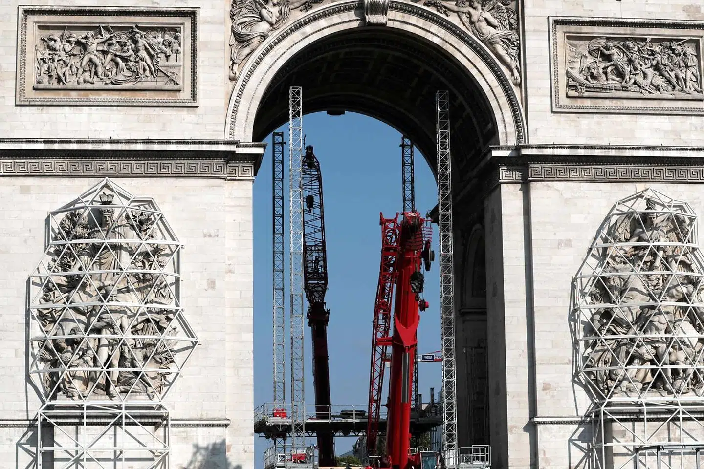 Efter fejringen af den franske nationaldag 14. juli gik håndværkere i gang med forberede indpakningen af Triumfbuen. Arbejdet følgere nøje den bulgarskfødte kunstner Christos planer. Den evige flamme til ære for faldne soldater vil ikke blive slukket i den tid, bygningen er indpakket.