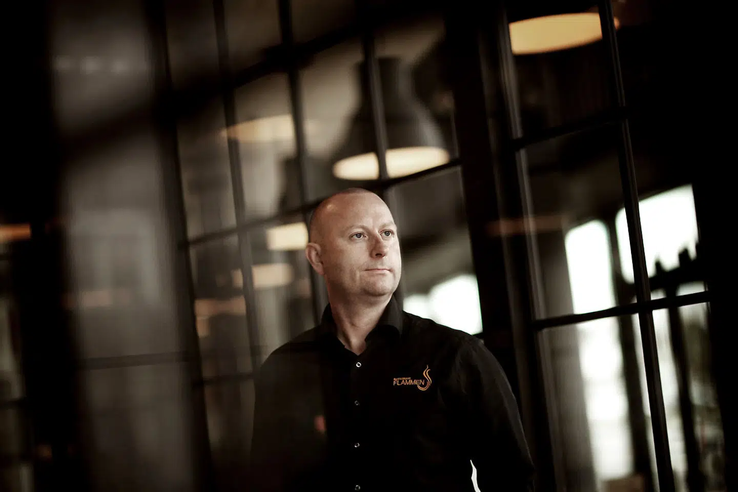 »Det mest frustrerende er, at vi har gæster, der gerne vil ind at spise hos os, men vi må sige nej, fordi vi ikke har hænderne til at servere for dem,« siger Piet Klein, administrerende direktør for Restaurant Flammen.