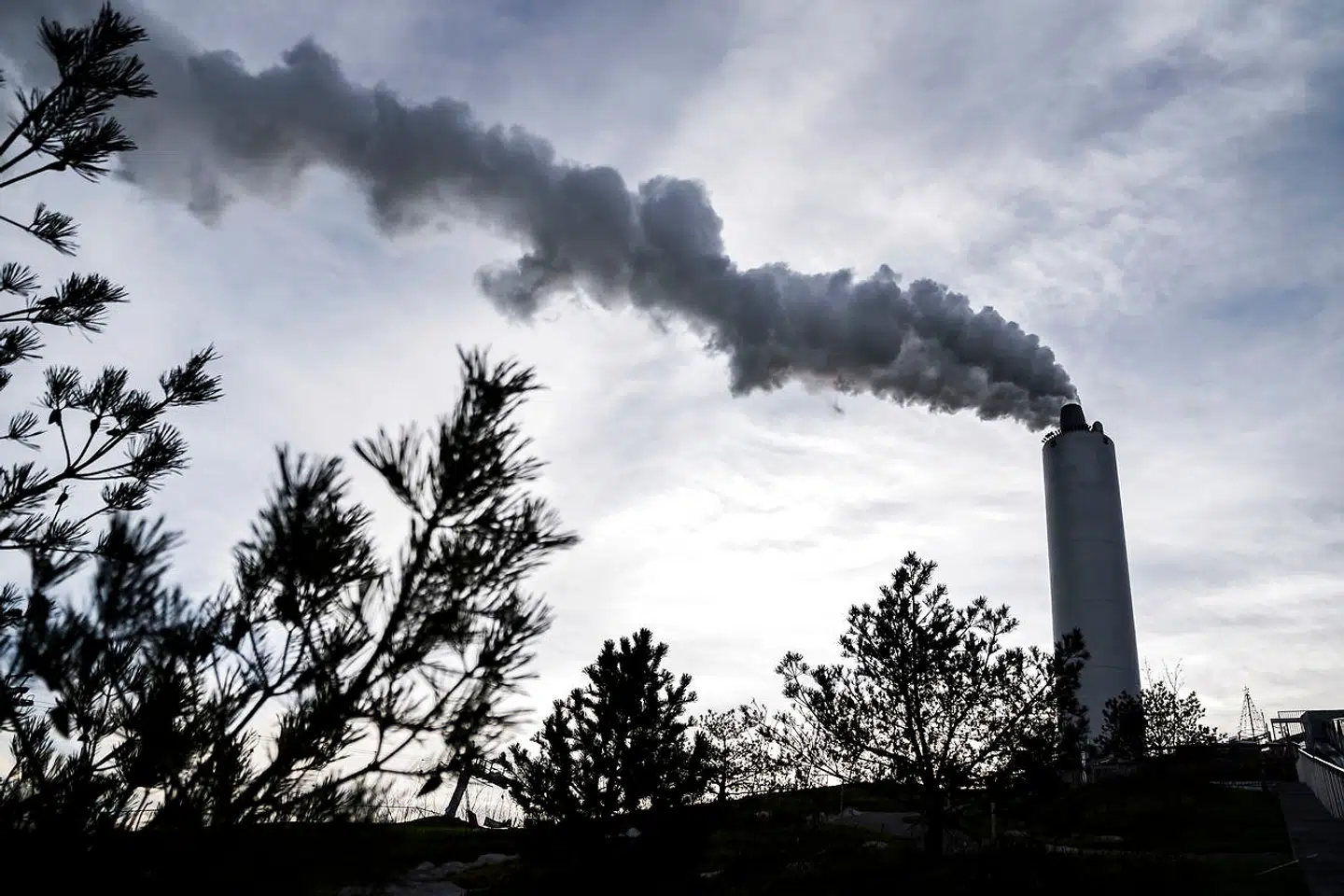 Amagerværket leverer el til det nordiske elnet og fjernvarme til det storkøbenhavnske fjernvarmenet. Enhedslisten arbejder nu på en plan for at udfase AMV4-anlægget til fordel for grønnere energi.