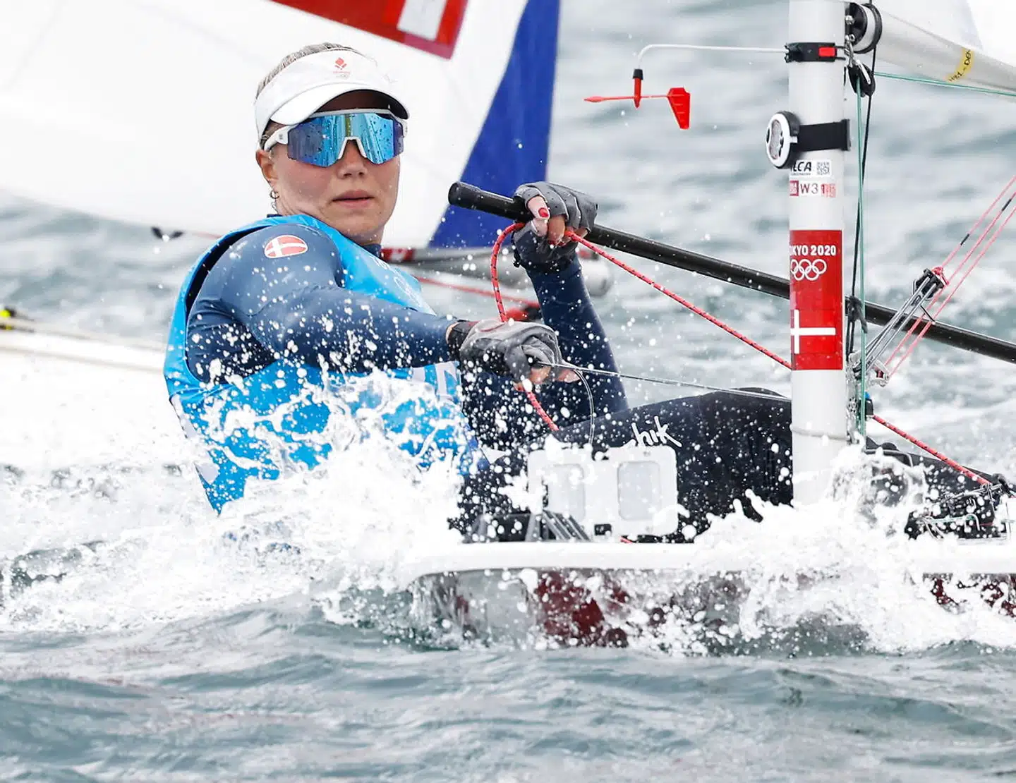 Anne Marie Rindom i aktion under OL i Tokyo. Hun fører netop nu Laser Radial-klassen, hvor hun mangler to sejladser ud af ti og det såkaldte medal race, hvor pointene i sejladsen tæller dobbelt. Hun har 19 point ned til nummer to. Ved OL i Rio førte hun med 11 på samme tidspunkt og endte med bronze, så det er ikke bare lige at sejle den hjem.