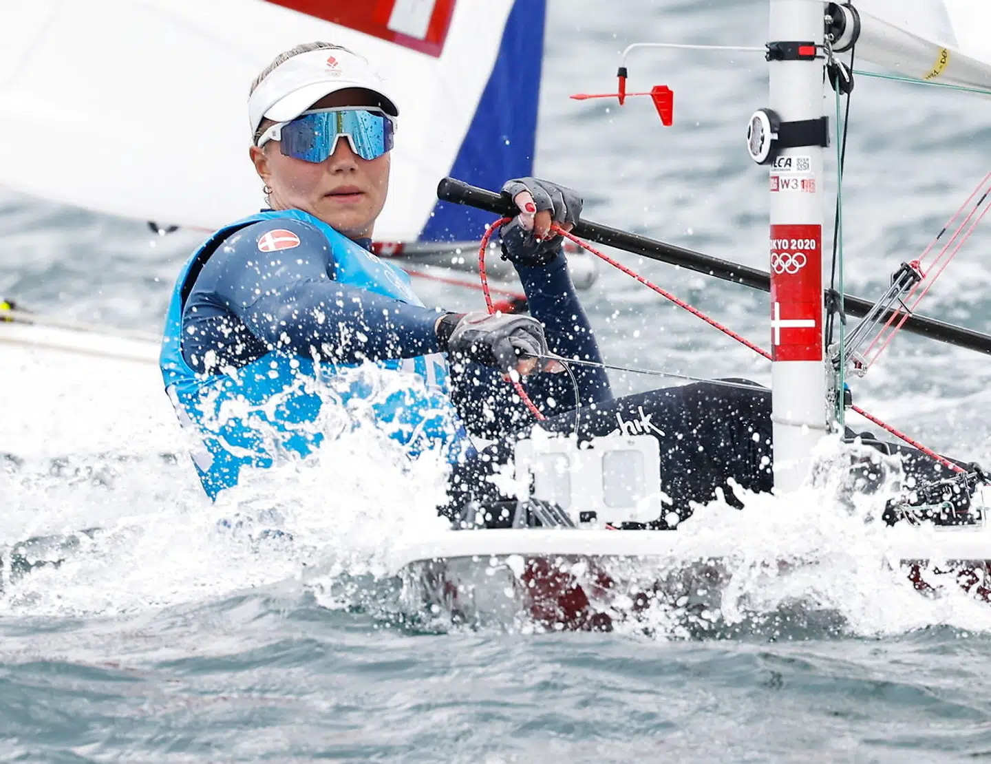 Anne Marie Rindom i aktion under OL i Tokyo. Hun fører netop nu Laser Radial-klassen, hvor hun mangler to sejladser ud af ti og det såkaldte medal race, hvor pointene i sejladsen tæller dobbelt. Hun har 19 point ned til nummer to. Ved OL i Rio førte hun med 11 på samme tidspunkt og endte med bronze, så det er ikke bare lige at sejle den hjem.