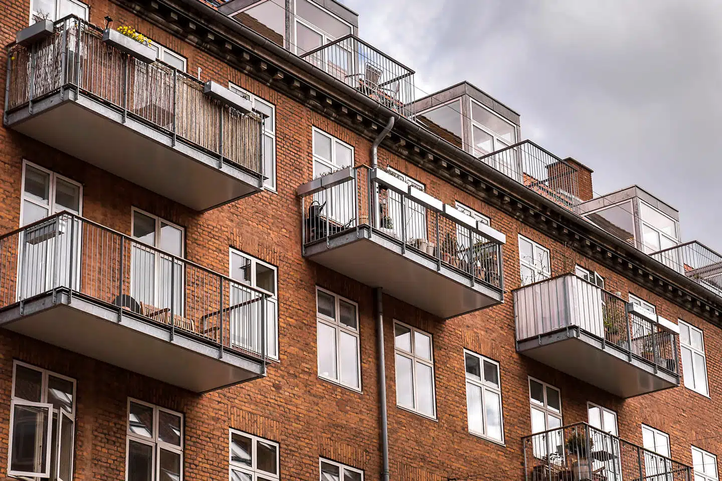 To kvinder modtog en e-mail fra deres ejendomsadministrator om, at flere beboere havde klaget over deres topløse solbadning.