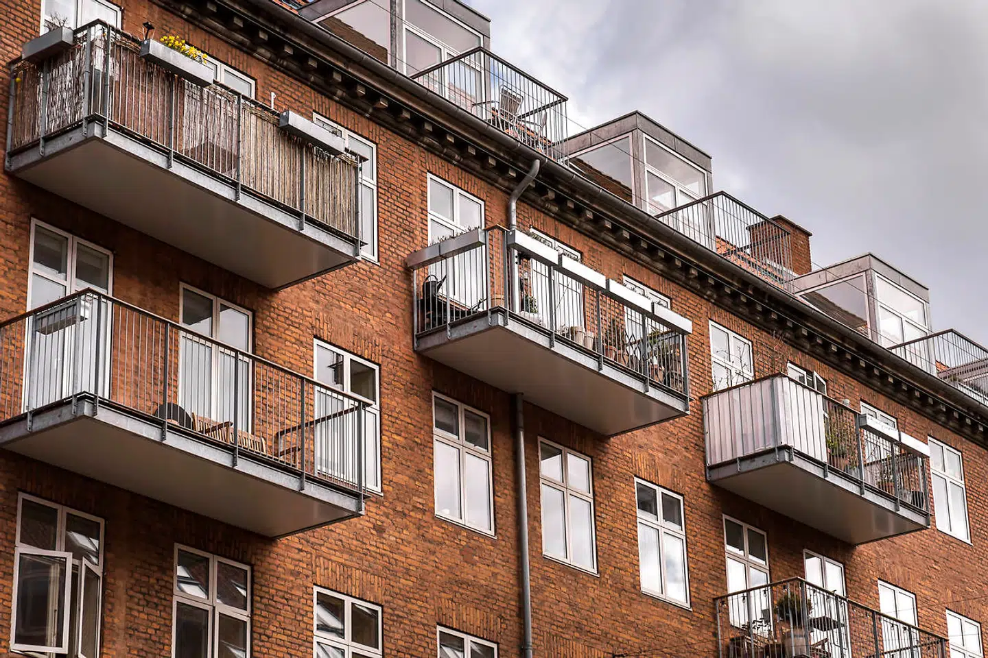 To kvinder modtog en e-mail fra deres ejendomsadministrator om, at flere beboere havde klaget over deres topløse solbadning.