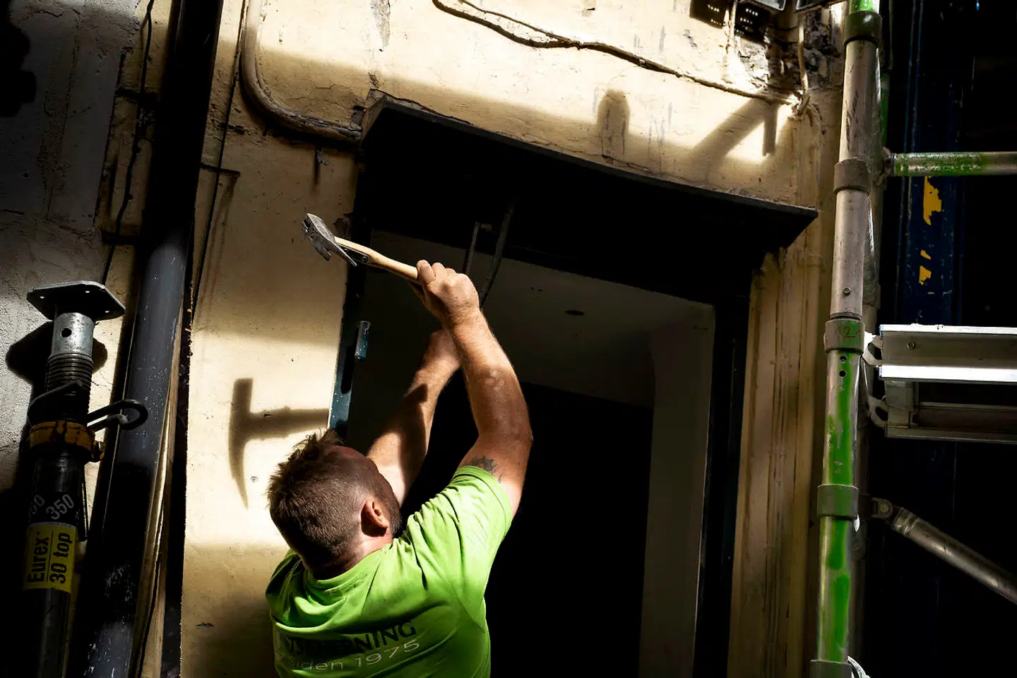 Manglen på arbejdskraft stammer til. Økonomer advarer om, at risikoen for en overophedning af den danske økonomi er rykket nærmere. Tiltrækningen af mere udenlandsk arbejdskraft er på den korte bane den mest effektiv måde at skaffe mere arbejdskraft, fremhæver Sydbank.