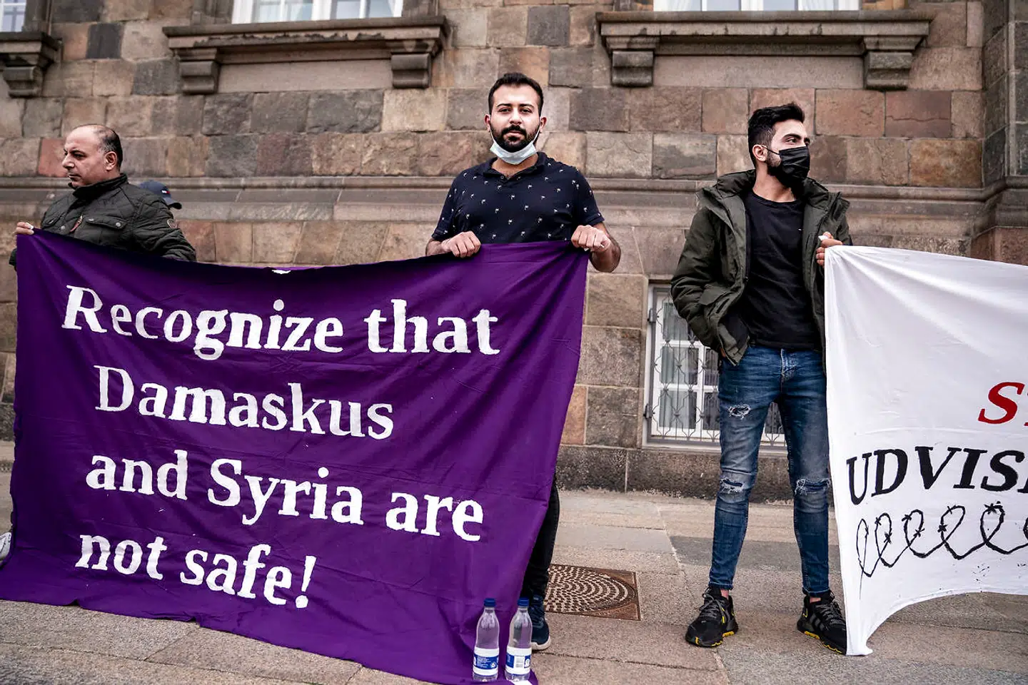 Flere syriske flygtninge mødtes i maj i år foran Christiansborg, hvor de demonstraterede imod inddragelsen af deres opholdstilladelse. Arkivfoto