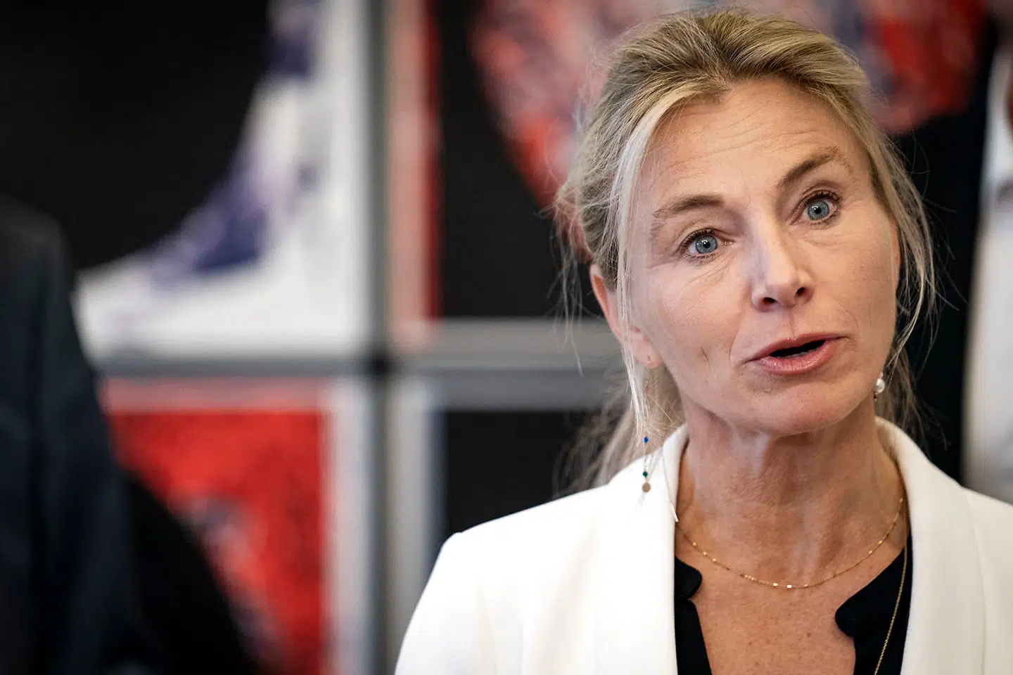 »Jeg har arbejdet med fredsmægling, og vi skal jo have dialog og ikke konflikt. Jeg tror på dialog, og så kan man blive truet med retsforfølgelse af en stormagt. Det er noget ude af proportion,« siger Katarina Ammitzbøll, konservativt folketingsmedlem.