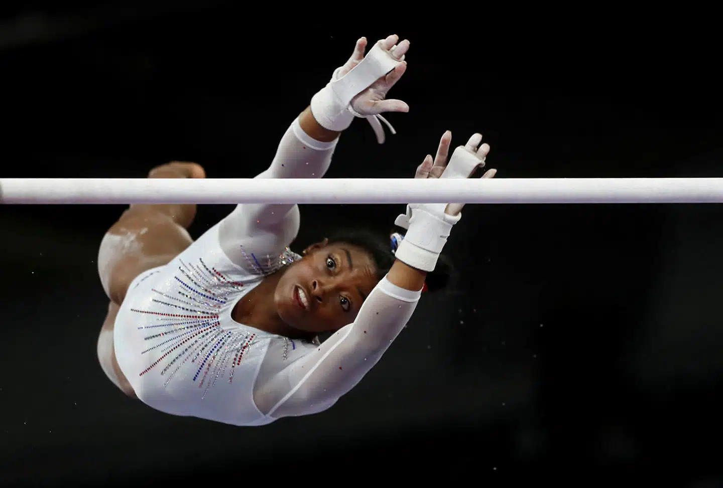 Det kan være med livet som indsats, når en gymnast tager sit spring. En forkert bevægelse kan føre flere skader med sig.