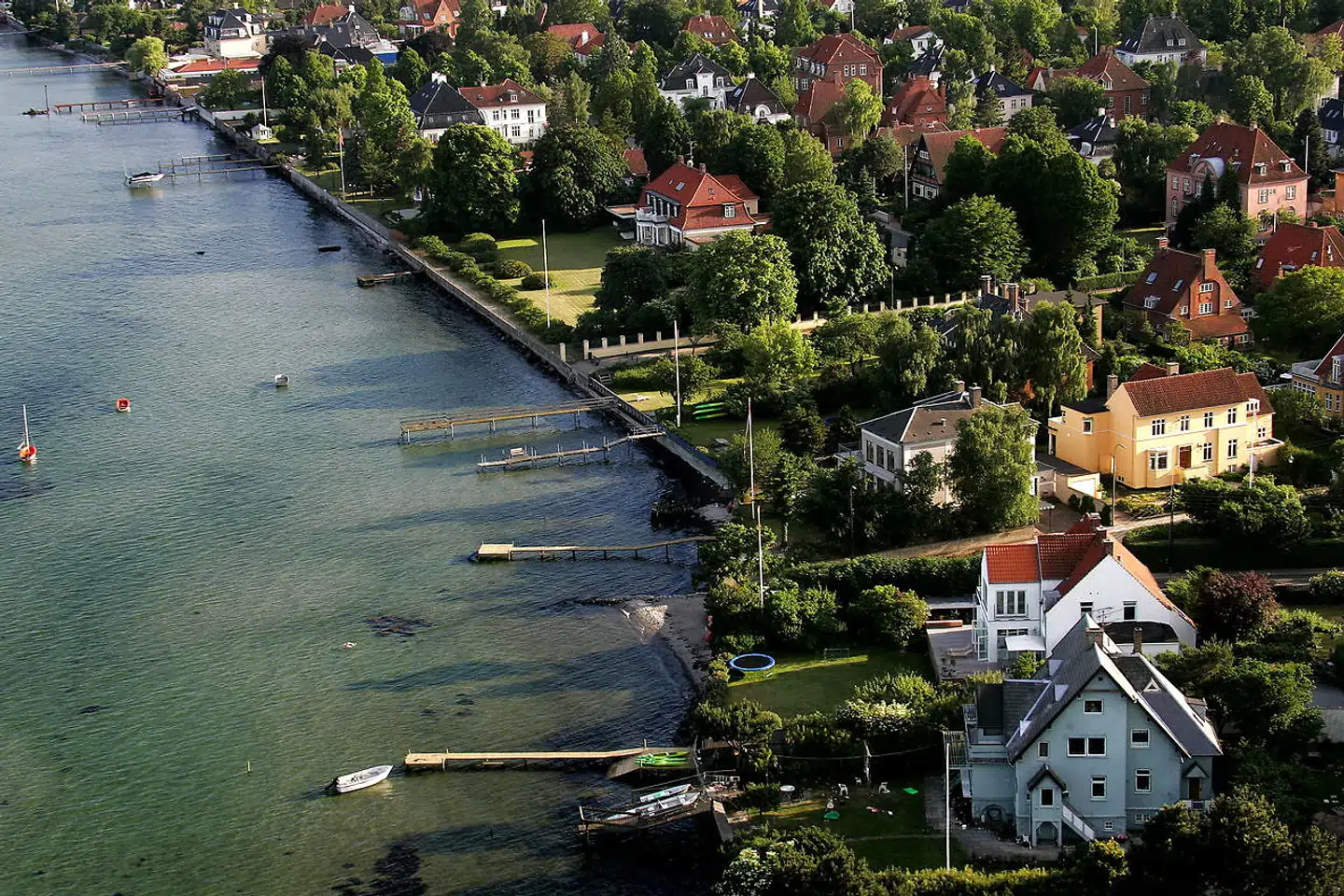 De såkaldte »hvide bude«, som leverer kokain og andre hårde stoffer, kan mod et ekstra tillæg køre langt for at levere varen til kunderne. De kommunikerer med kunden via Snapcat, WhatsApp, sms og krypterede apps som Wickr, Signal og Telegram.