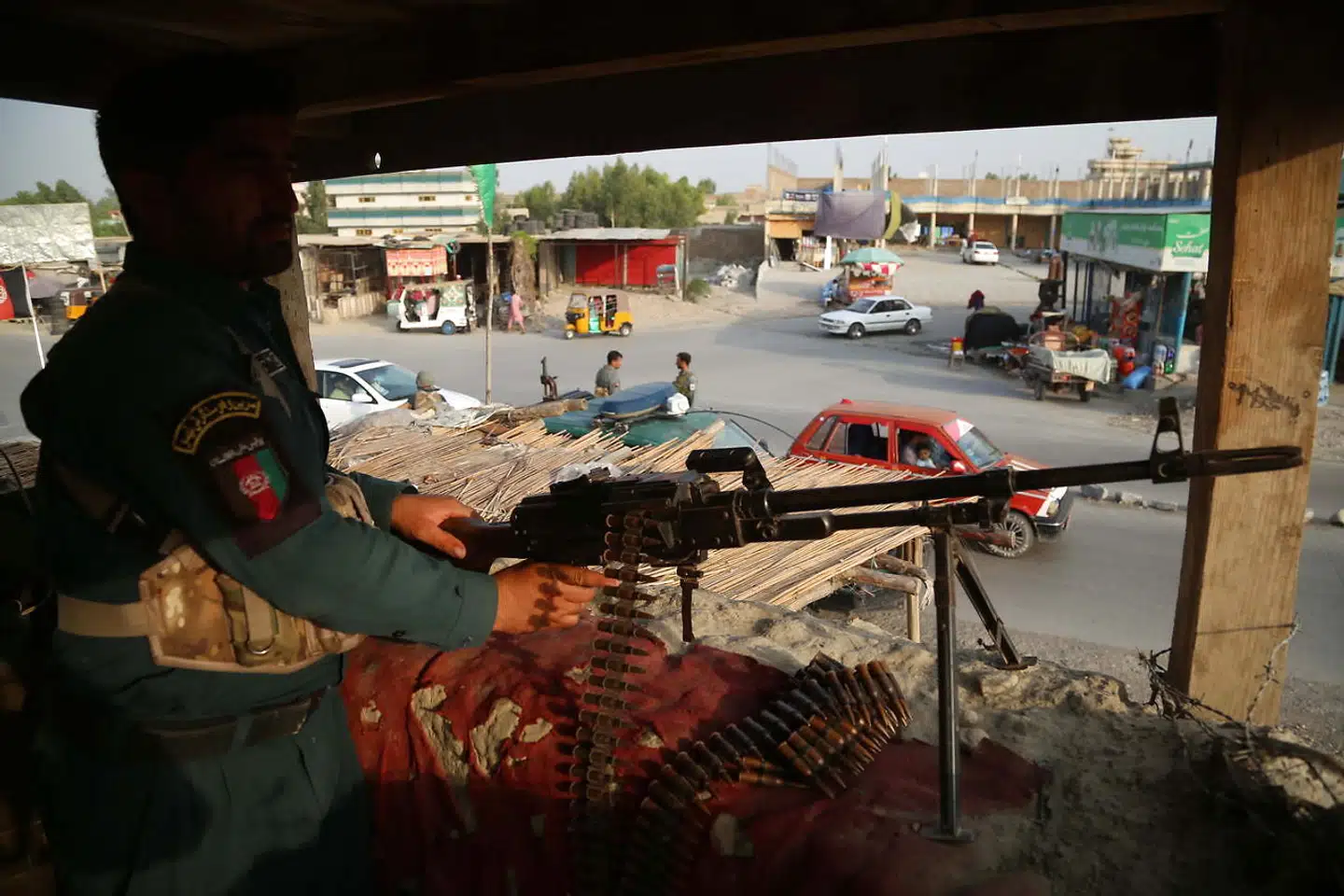 En afghansk sikkerhedsmand holder øje med situationen ved et checkpoint i byen Jalalabad i Afghanistan.