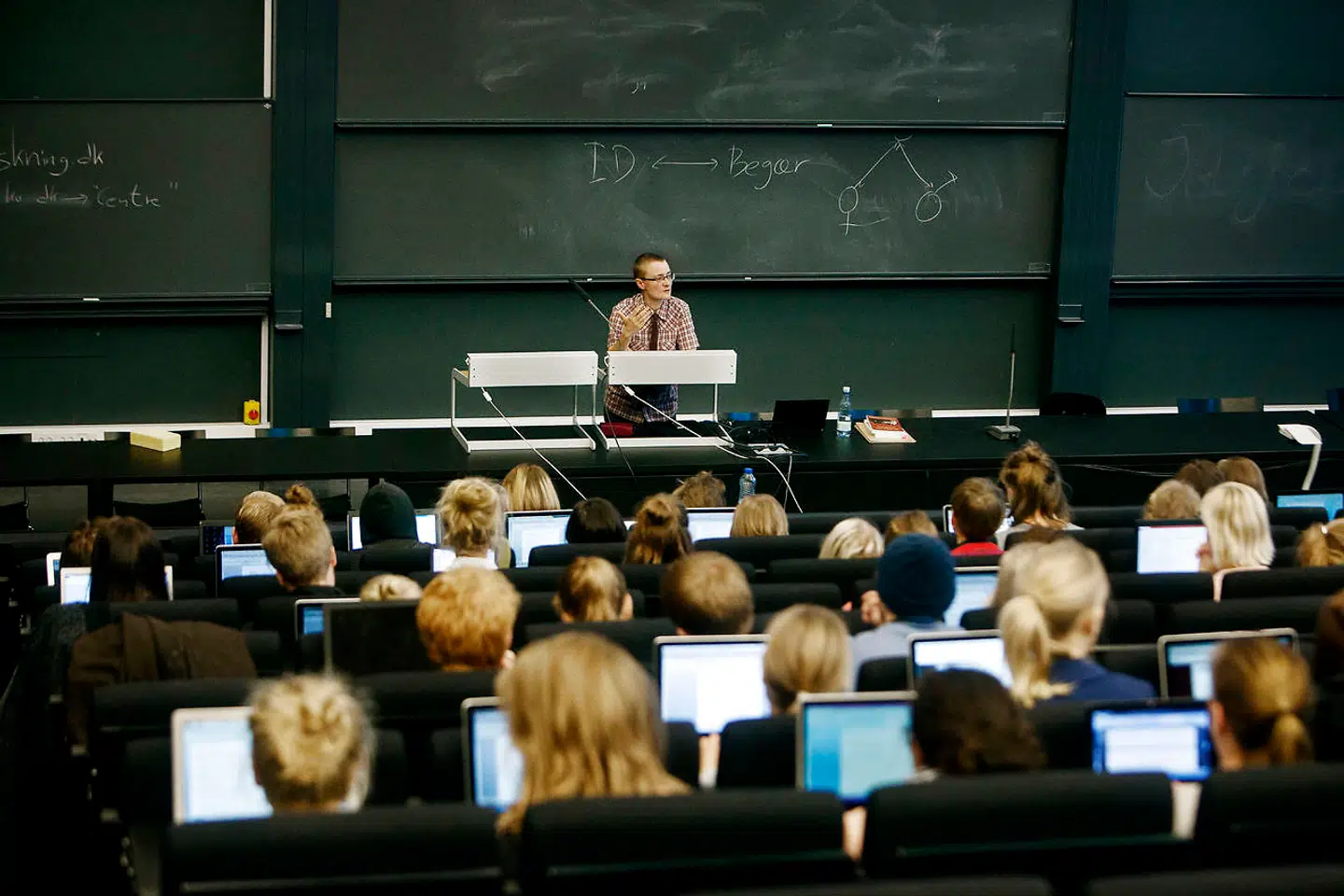 Velfærdsuddannelserne i de mindre byer har masser af tomme stole, mens der er fyldt godt op på mange af de samme uddannelser i de største byer. Det får tænketanken CEPOS til at foreslå, at man modsat regeringens ambition flytter flere studiepladser fra de mindre til de store byer.