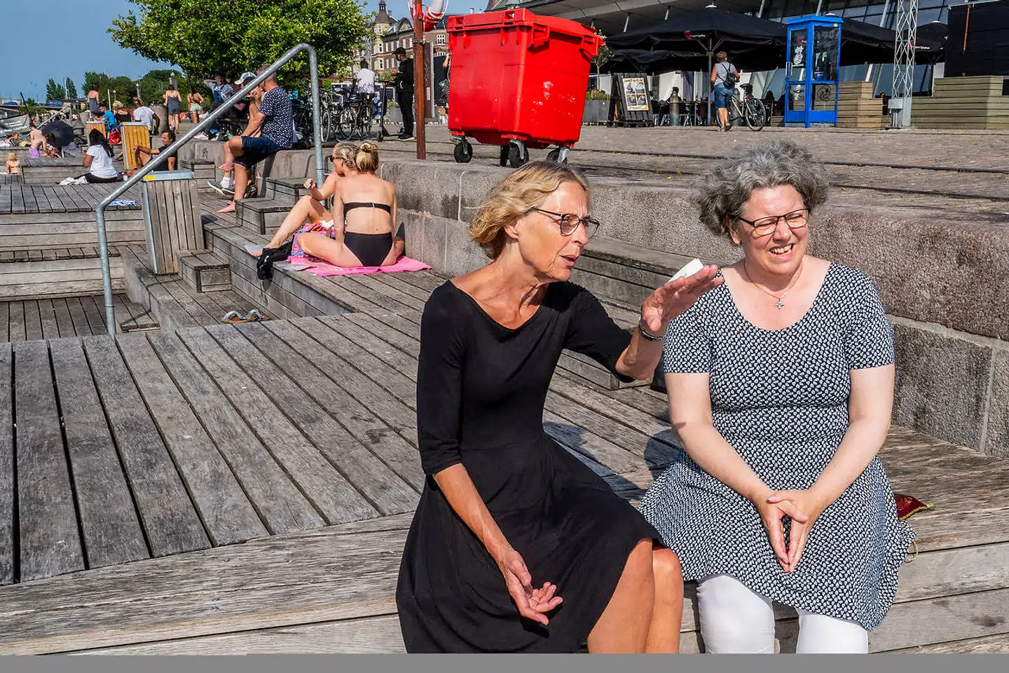 Bettina Hartmann og Lissi Rolandsen er blandt de bryggeboere, der oplever gener med støj fra soundbokse. En anden beboer – en familiefar – har været nødt til at bygge en hems i gangen til at sove i, når larmen bliver for meget.