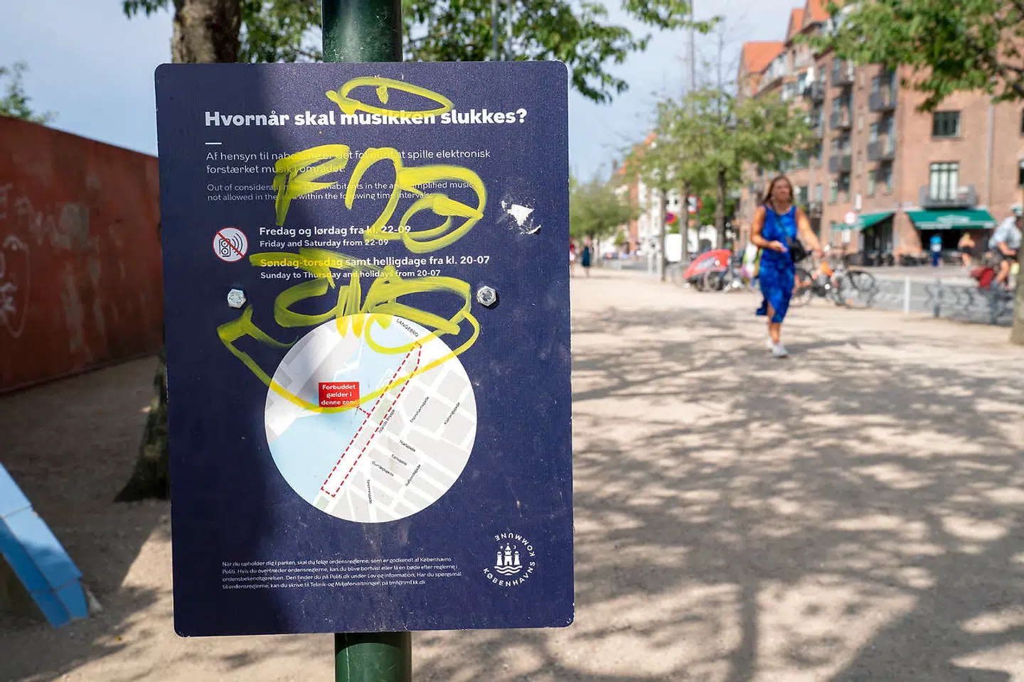 Et skilt fra kommunen viser, hvor reglerne for »elektronisk forstærket musik« gælder.