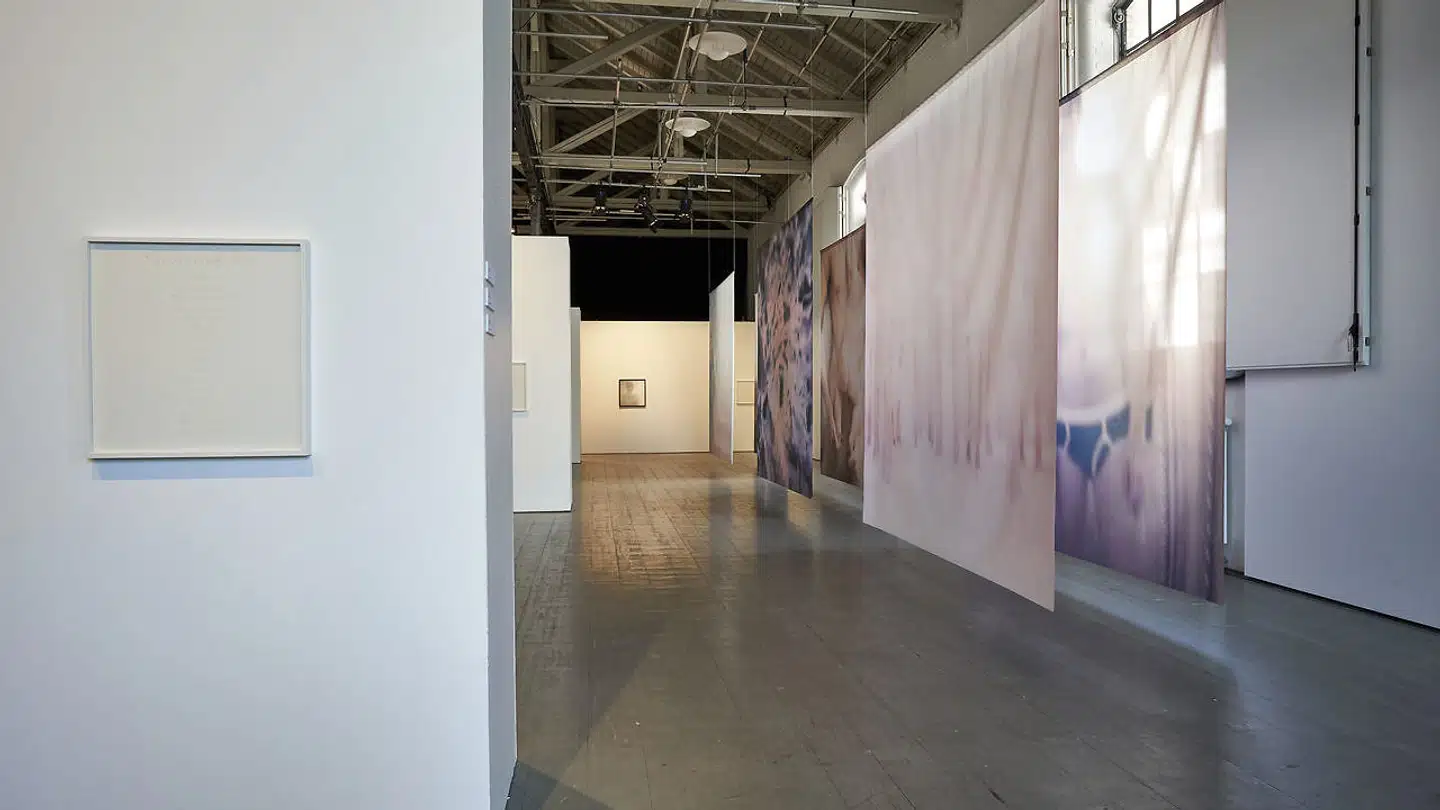 Fotokunstneren Astrid Kruse Jensen udstiller lige nu sammen med kollegaen Marie Sjøvold på Fotografisk Center i København.
