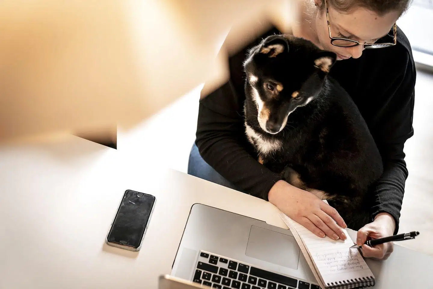 »Coronavirus har været det benspænd, som har foranlediget en positiv disruption af arbejdslivet. Arbejdstagerne sparer transporttiden og får mulighed for at være mere sammen med deres familie,« skriver Jonas Holm om hjemmarbejde.