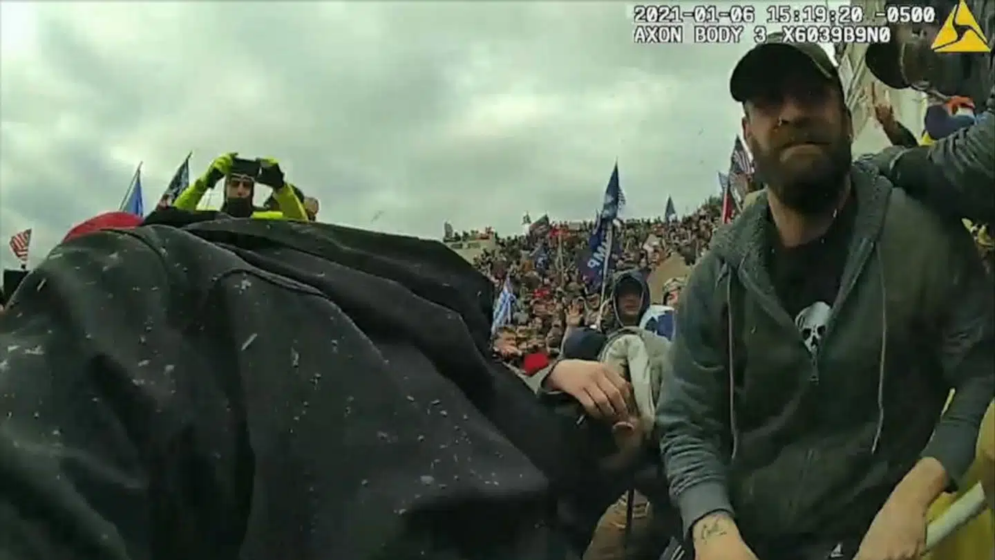 Et screenshot fra den optagelse fra Michael Fanones kropskamera, som i dag blev afspillet i Kongressen.